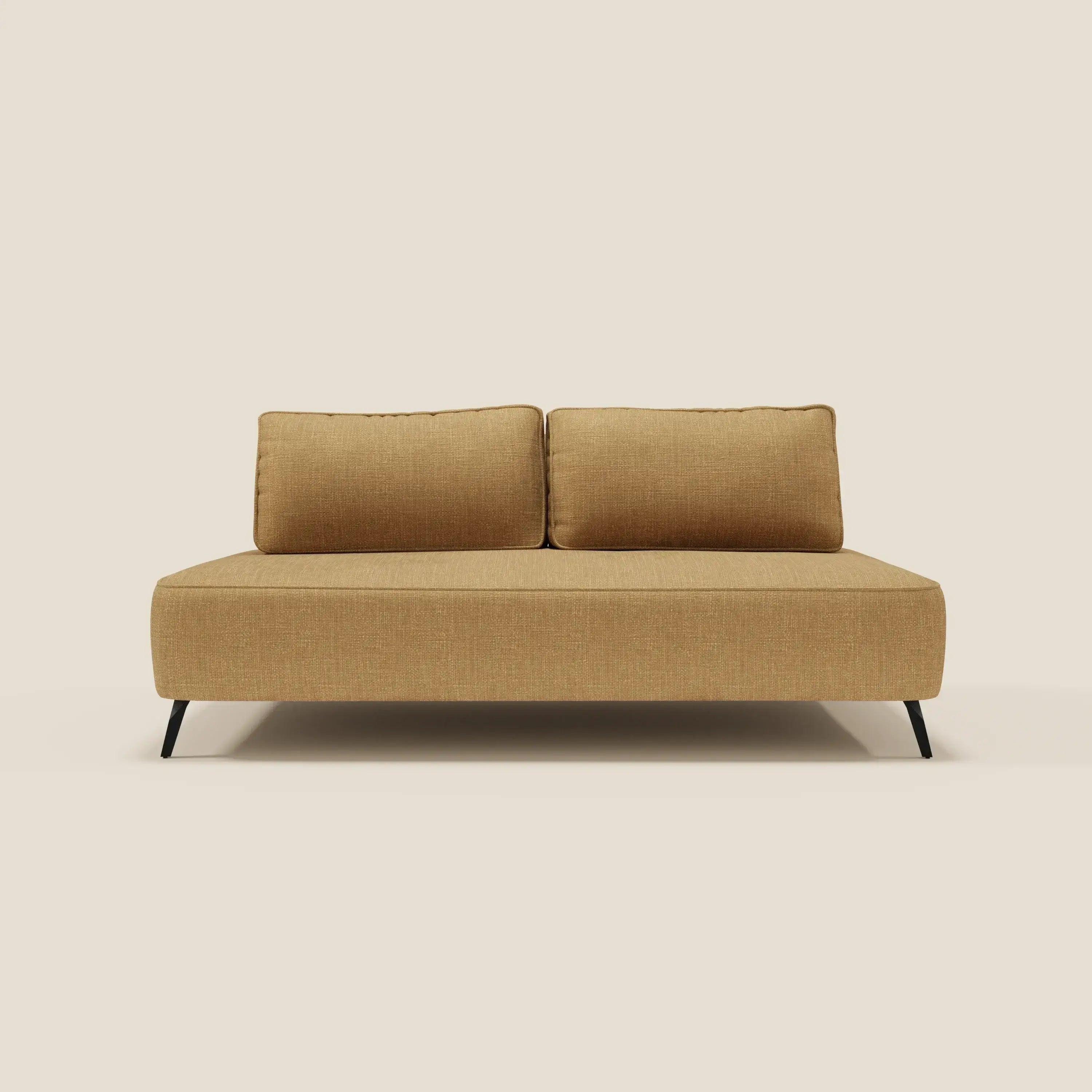 Il divano modulare Volta di Divani.Store è caratterizzato da un design minimalista e simmetrico in raffinato tessuto ciniglia T06 giallo con mobili schienali, forma senza braccioli e gambe angolari nere, su uno sfondo beige chiaro.
