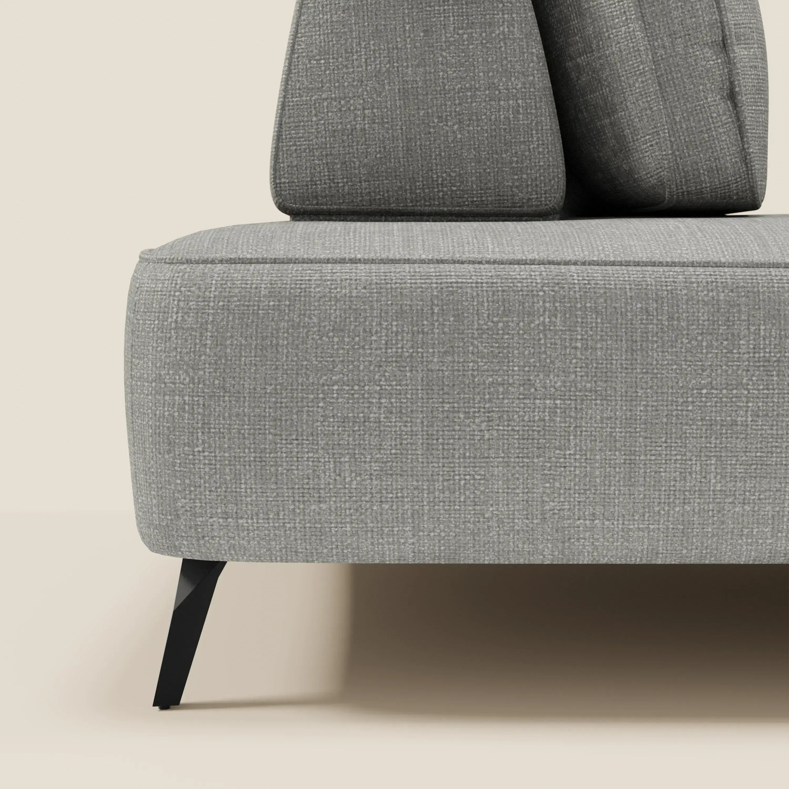 Primo piano del divano modulare Volta di Divani.Store, caratterizzato da schienali mobili e tessuto ciniglia T06 grigio, con gambe angolari in metallo nero: una scelta ideale per qualsiasi ambiente di design contemporaneo.