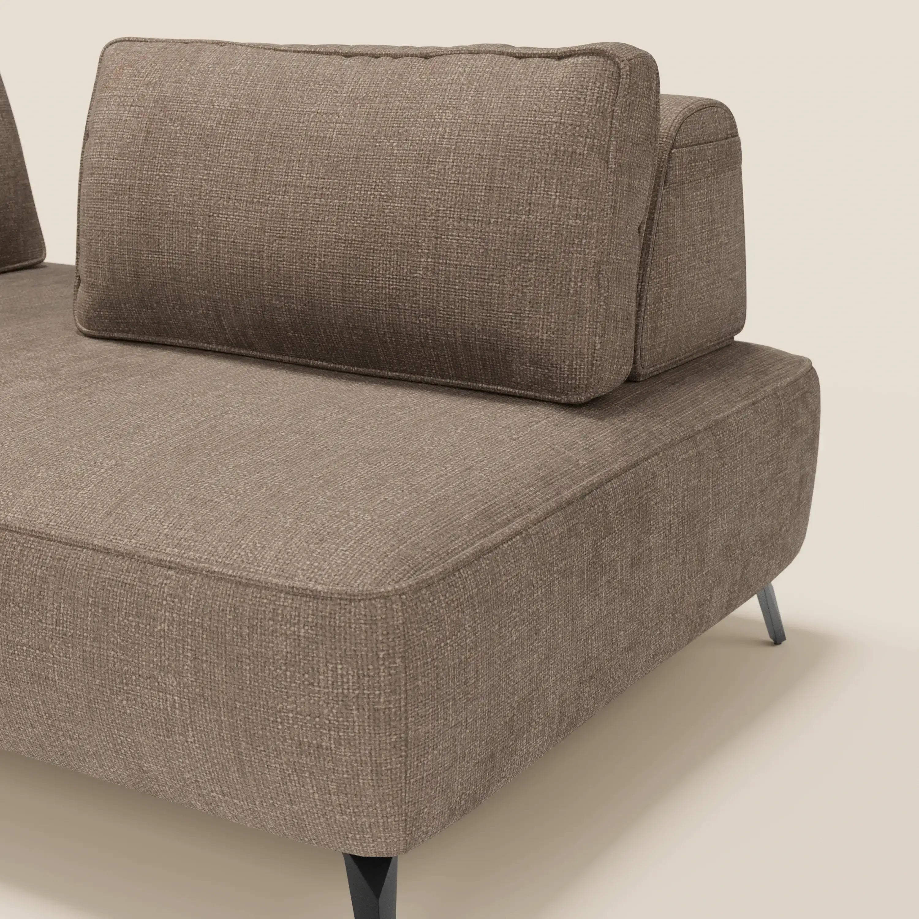 Primo piano del divano modulare Volta con schienali mobili in raffinato tessuto ciniglia T06 marrone di Divani.Store, caratterizzato da spessi cuscini di seduta e corte gambe angolari nere, su uno sfondo beige neutro per un design contemporaneo.