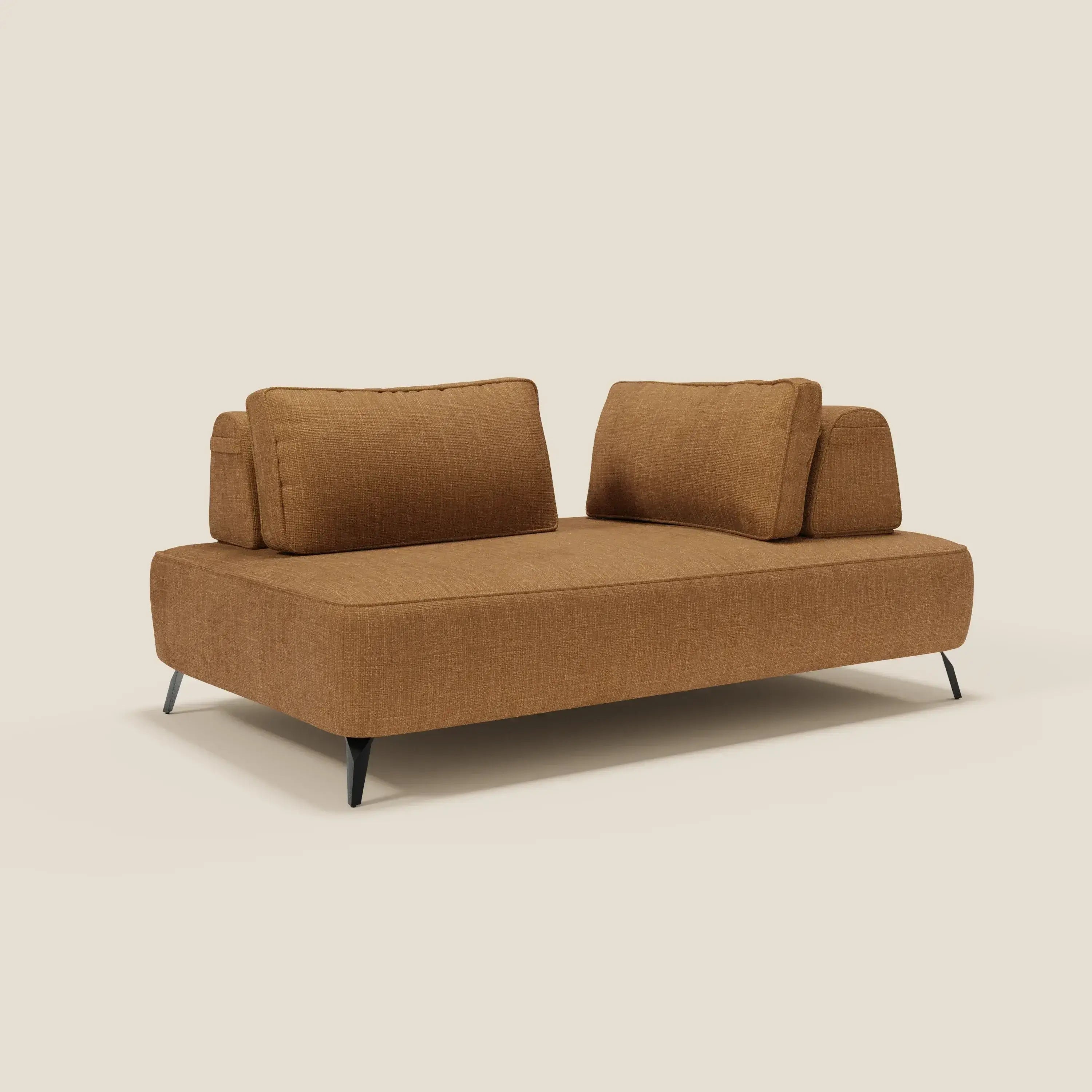 Il divano modulare Volta di Divani.Store è caratterizzato da schienali mobili ed è rivestito in raffinato tessuto ciniglia T06 ocra. La forma rettangolare, le linee pulite e le sottili gambe in metallo nero spiccano su uno sfondo bianco sporco per un look contemporaneo.
