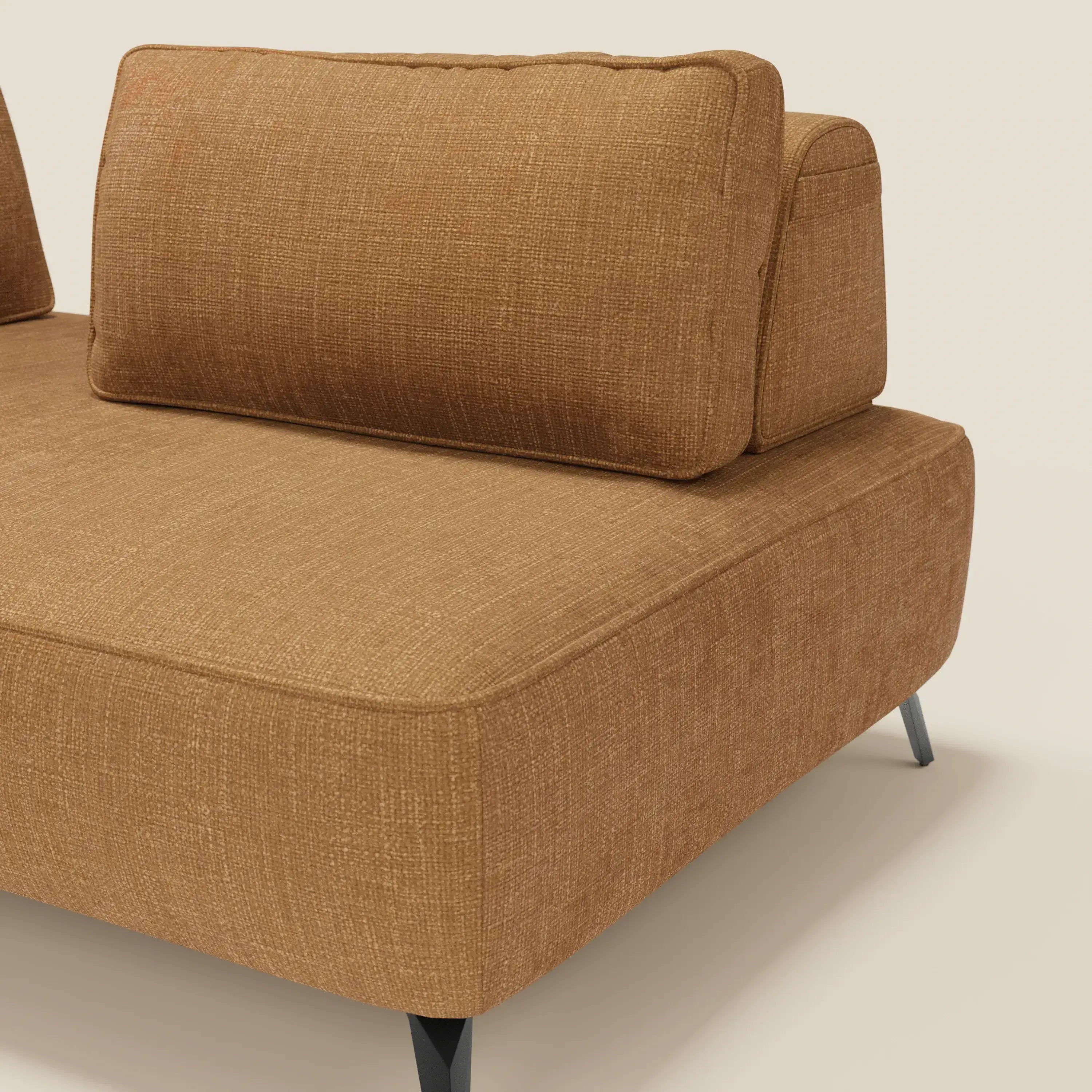 Un primo piano del divano modulare Volta con schienali mobili di Divani.Store è caratterizzato da un raffinato tessuto ciniglia T06 ocra, spessi cuscini, eleganti gambe in metallo nero e un design contemporaneo su uno sfondo chiaro.