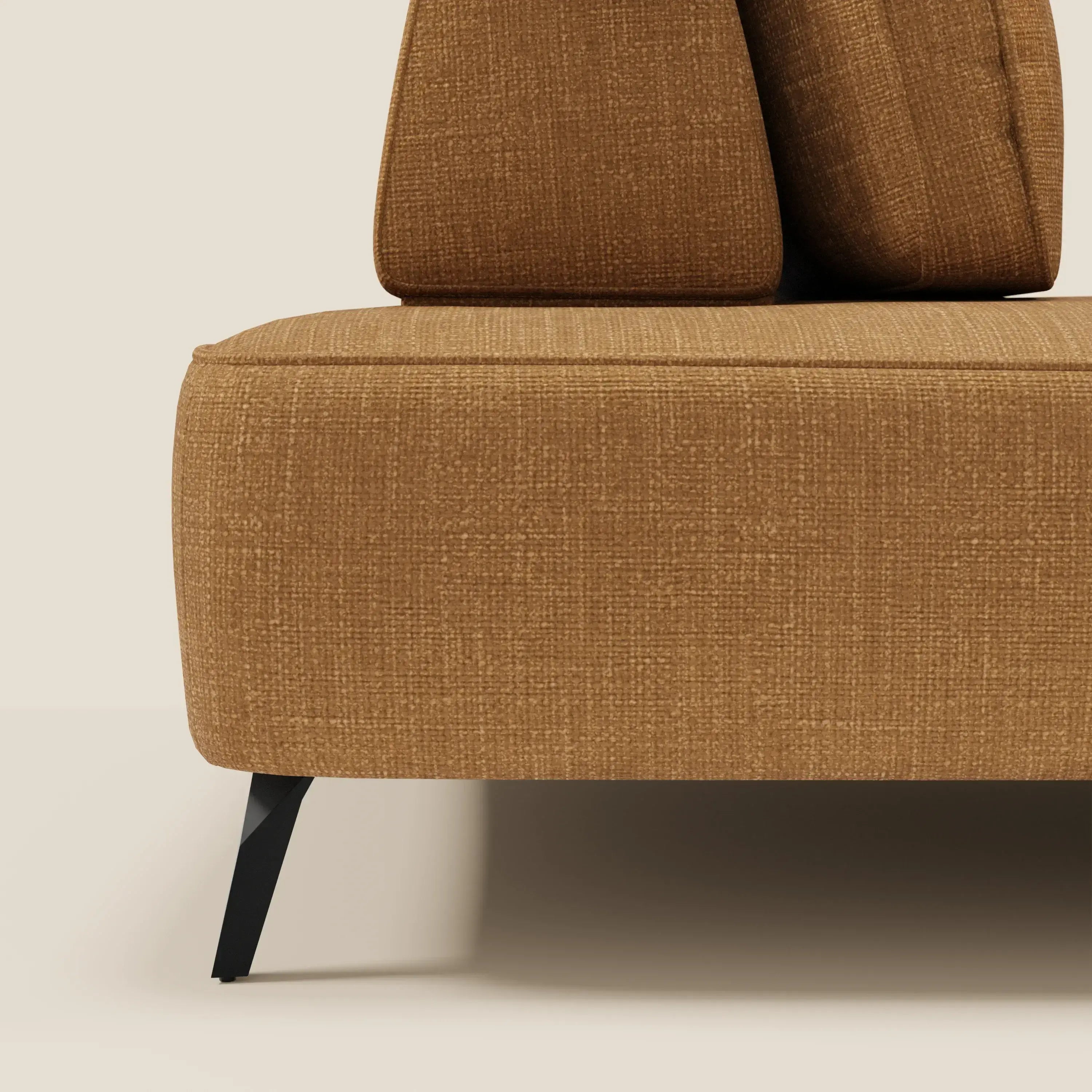 Primo piano del divano modulare Volta con schienali mobili in raffinato tessuto ciniglia T06 ocra di Divani.Store, che mostra il cuscino di seduta, la gamba angolare in metallo nero e parte dello schienale e del cuscino su uno sfondo beige.