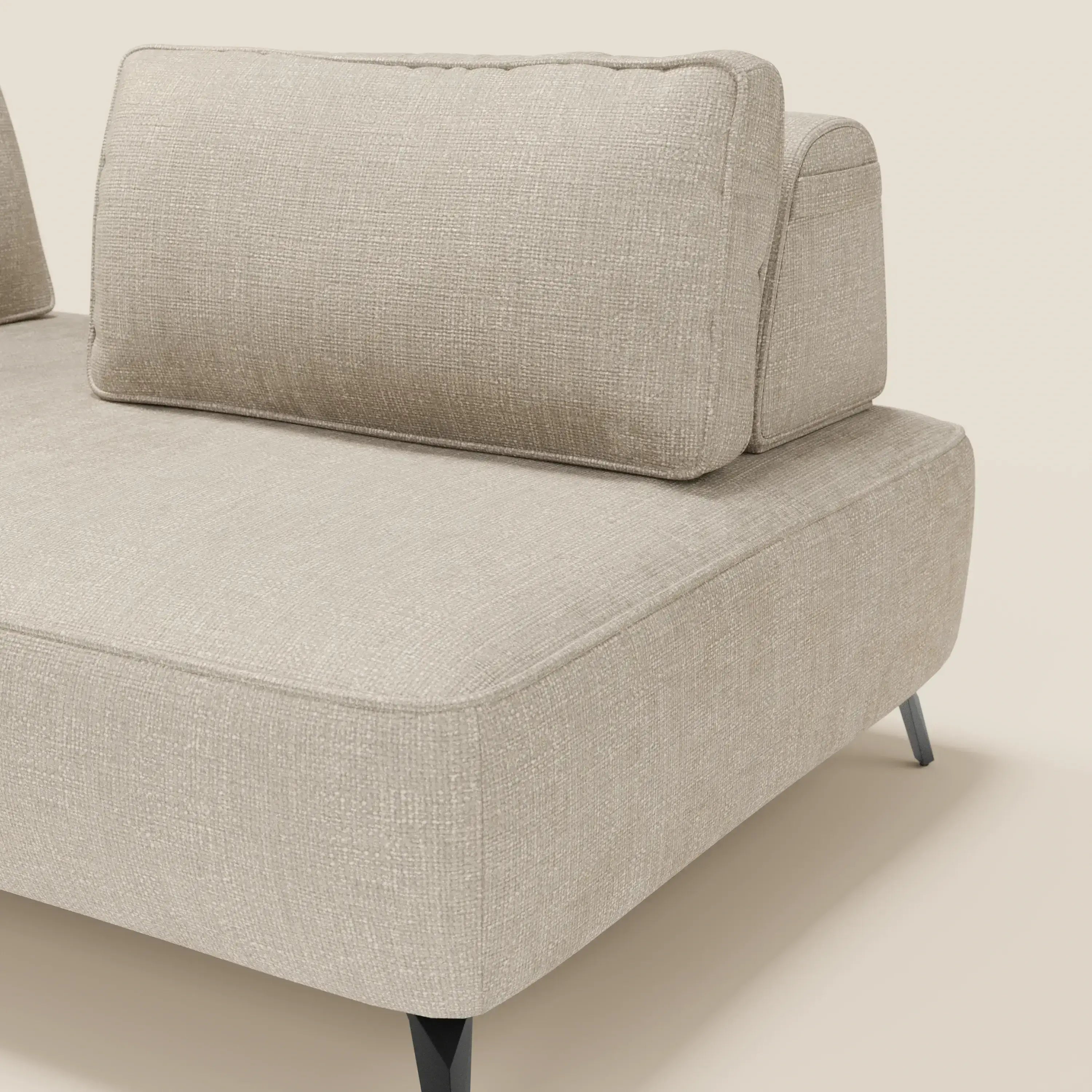 Primo piano del divano modulare Volta con schienali mobili in raffinato tessuto ciniglia T06 panna di Divani.Store, caratterizzato da linee pulite, gambe in metallo angolate nere, cuscini di schienale in feltro e una texture di rivestimento visibile su sfondo chiaro.