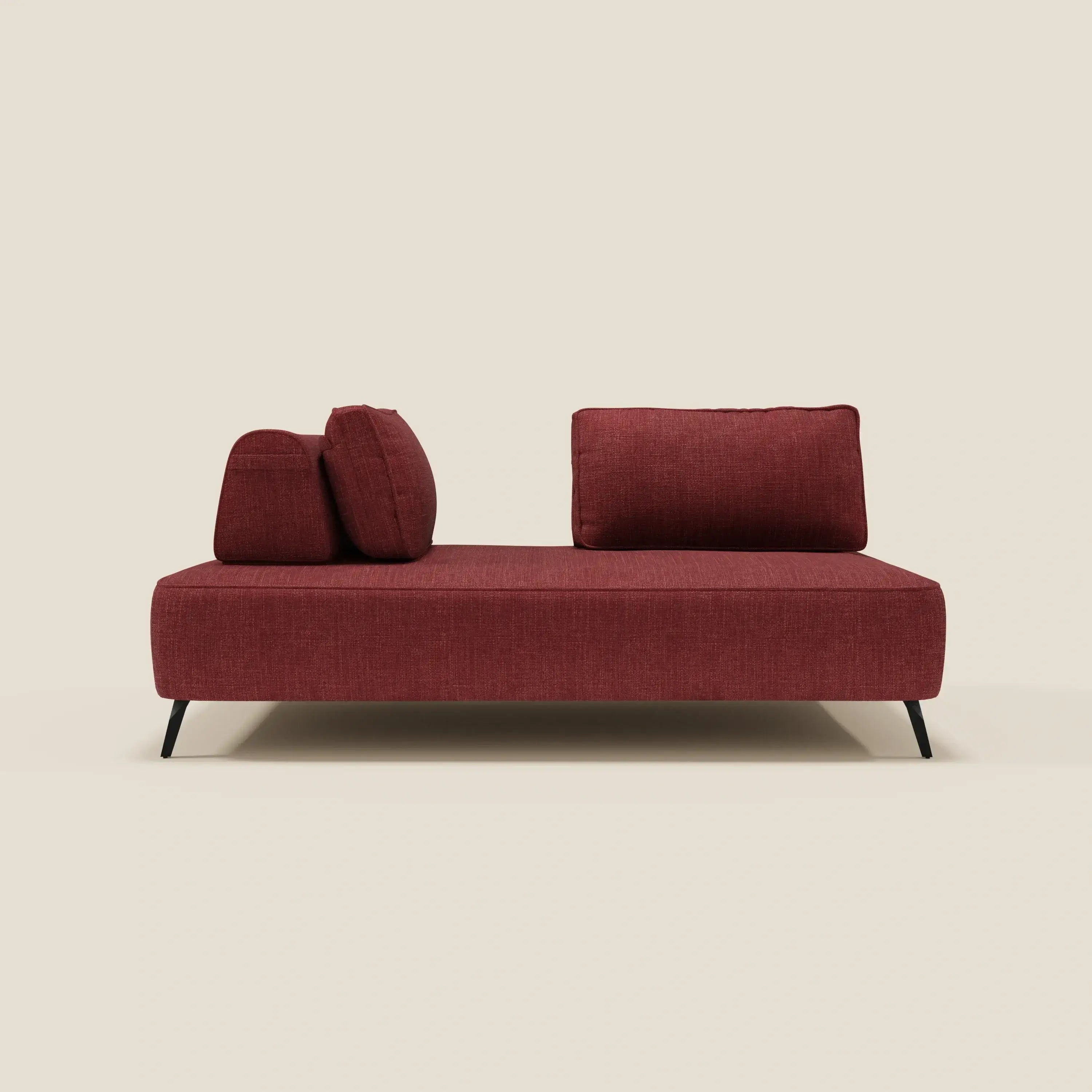 Il divano modulare Volta di Divani.Store, in raffinato tessuto ciniglia T06 rosso con schienali mobili e due cuscini asimmetrici, è caratterizzato da gambe nere e si distingue per il design unico e contemporaneo su sfondo beige.