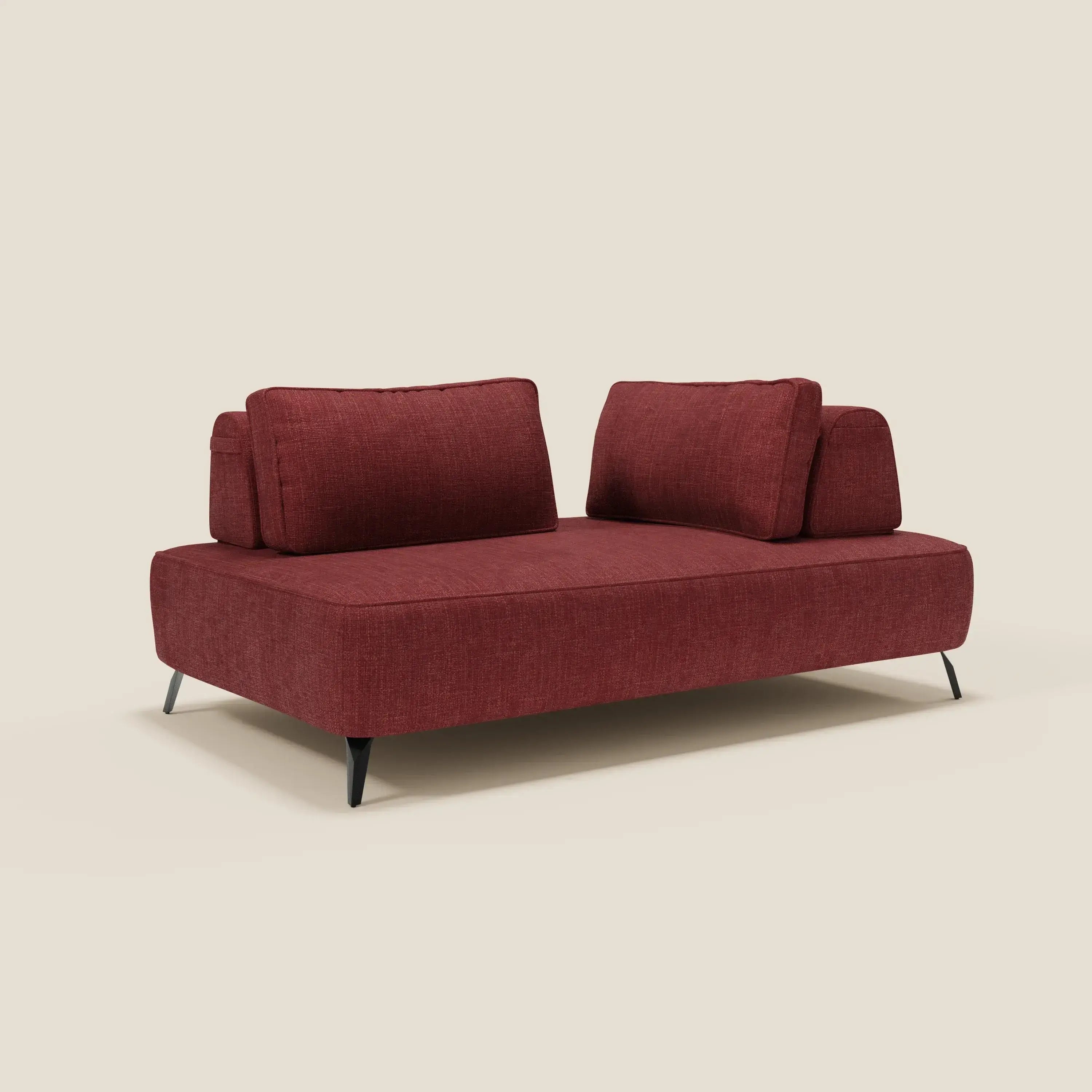 Il divano Volta modulare con schienali mobili in raffinato tessuto ciniglia T06 rosso di Divani.Store, con due grandi cuscini e gambe nere sottili, esalta il design contemporaneo su uno sfondo beige chiaro minimalista.