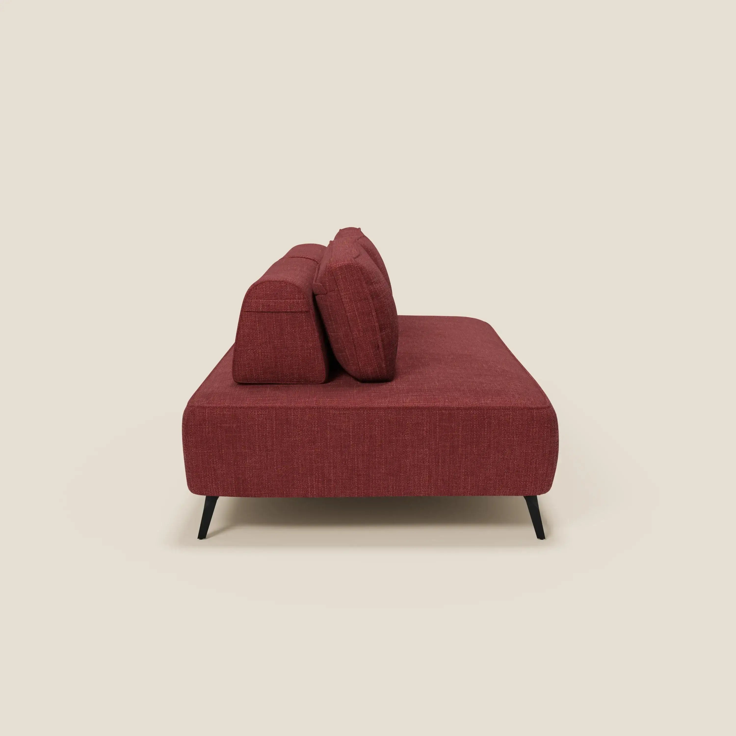 Il divano Volta modulare con schienali mobili in tessuto ciniglia T06 rosso di Divani.Store è mostrato di lato su sfondo beige: gambe nere inclinate, due cuscini schienale e silhouette minimalista per uno stile contemporaneo.