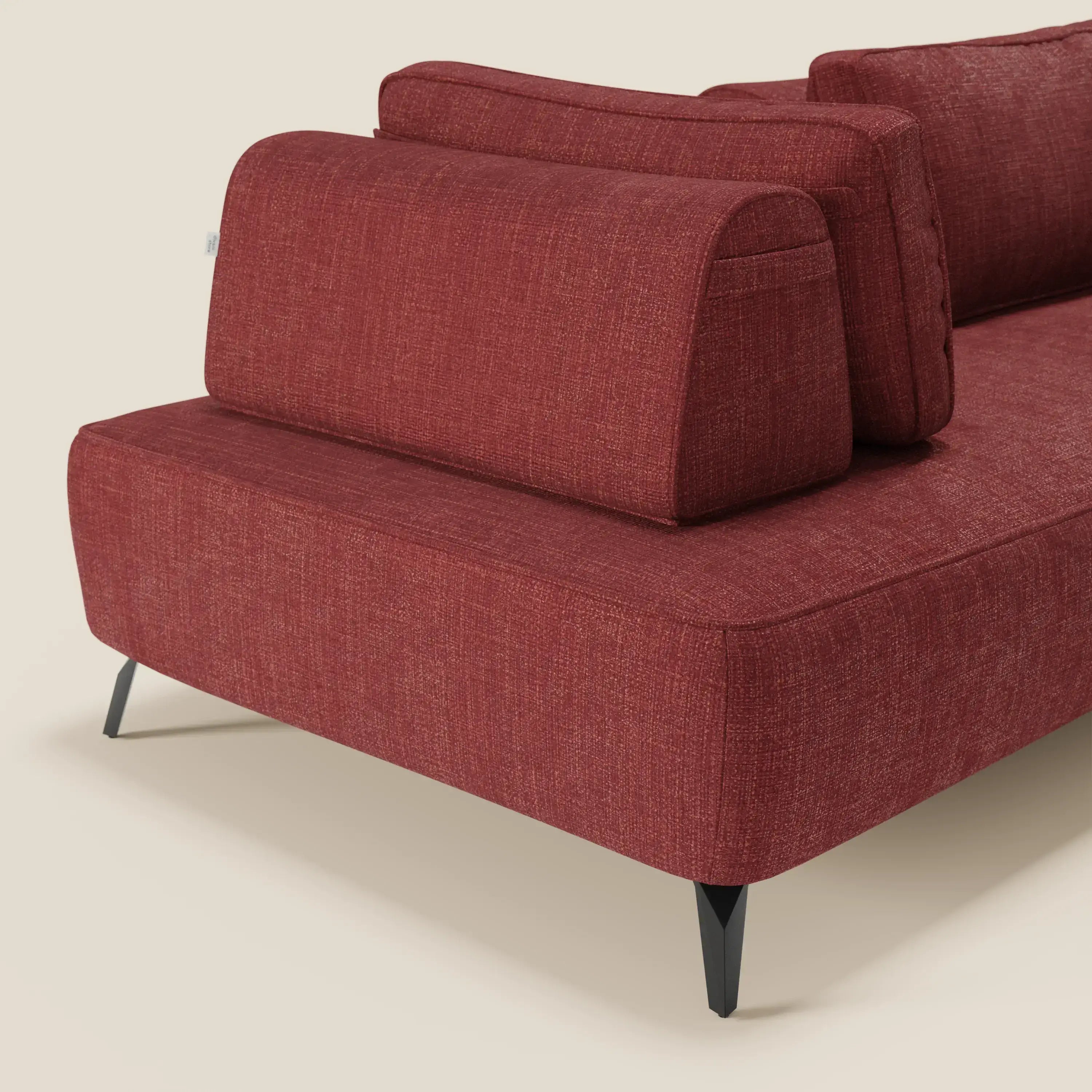 Il divano modulare Volta di Divani.Store, in raffinato tessuto ciniglia T06 rosso con schienali mobili e gambe nere in metallo, vanta un design minimalista con cuscini spessi e linee pulite su sfondo chiaro.