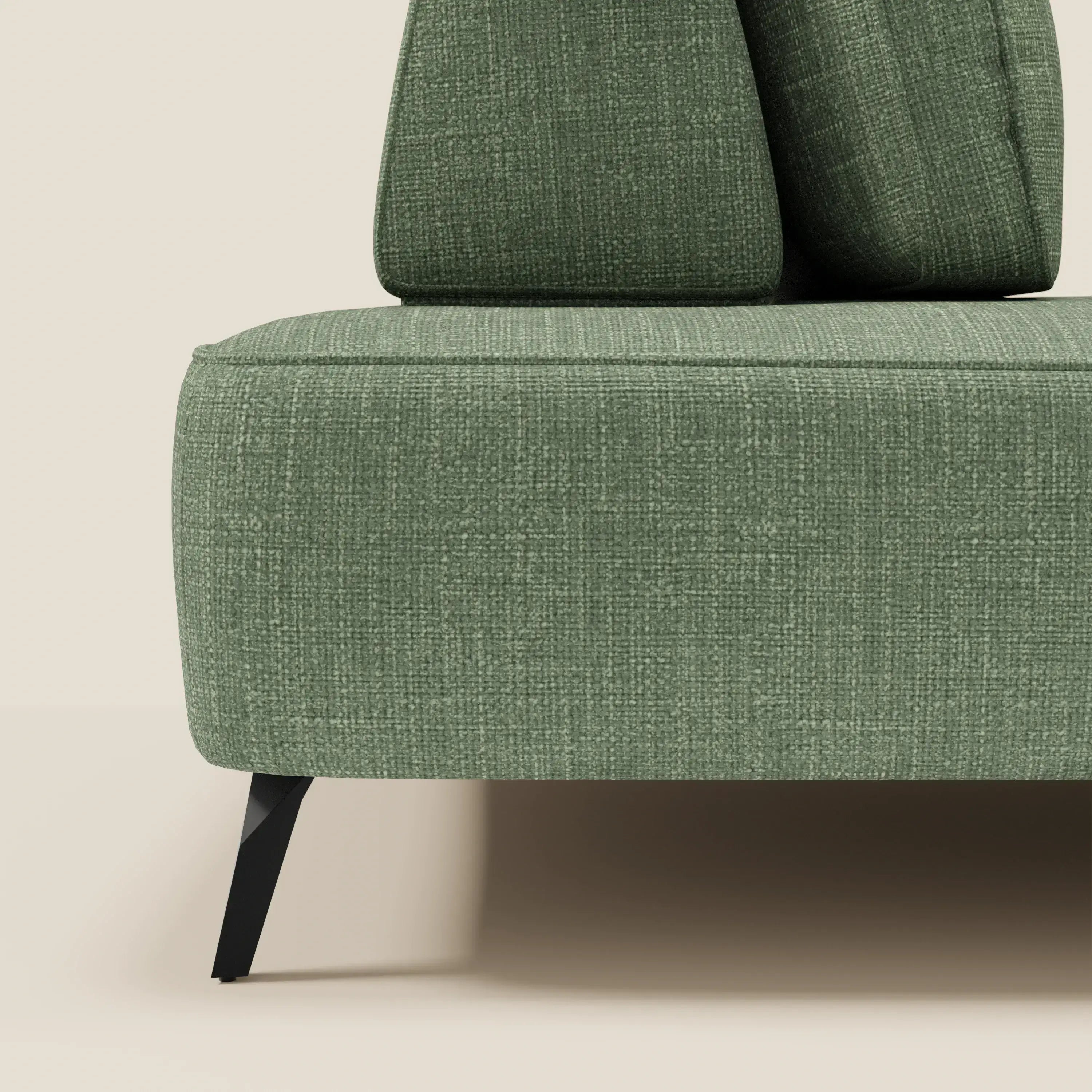 Primo piano di Volta divano modulare con schienali mobili in raffinato tessuto ciniglia T06 verde di Divani.Store, caratterizzato da schienali angolari e sottili gambe in metallo nero, su uno sfondo beige chiaro.