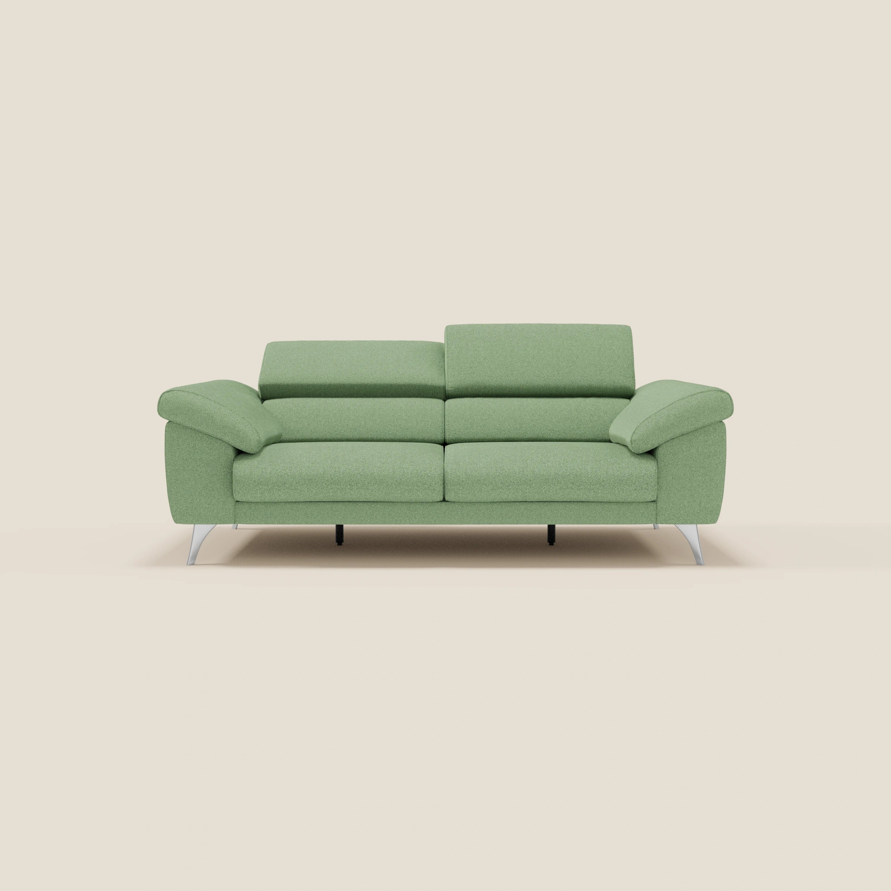 Un divano Donatello con sedute allungabili, braccioli contenitore e poggiatesta reclinabili in tessuto smacchiabile T23 menta di Divani.Store è centrato su uno sfondo beige chiaro, mostrando linee pulite e stile contemporaneo minimalista.