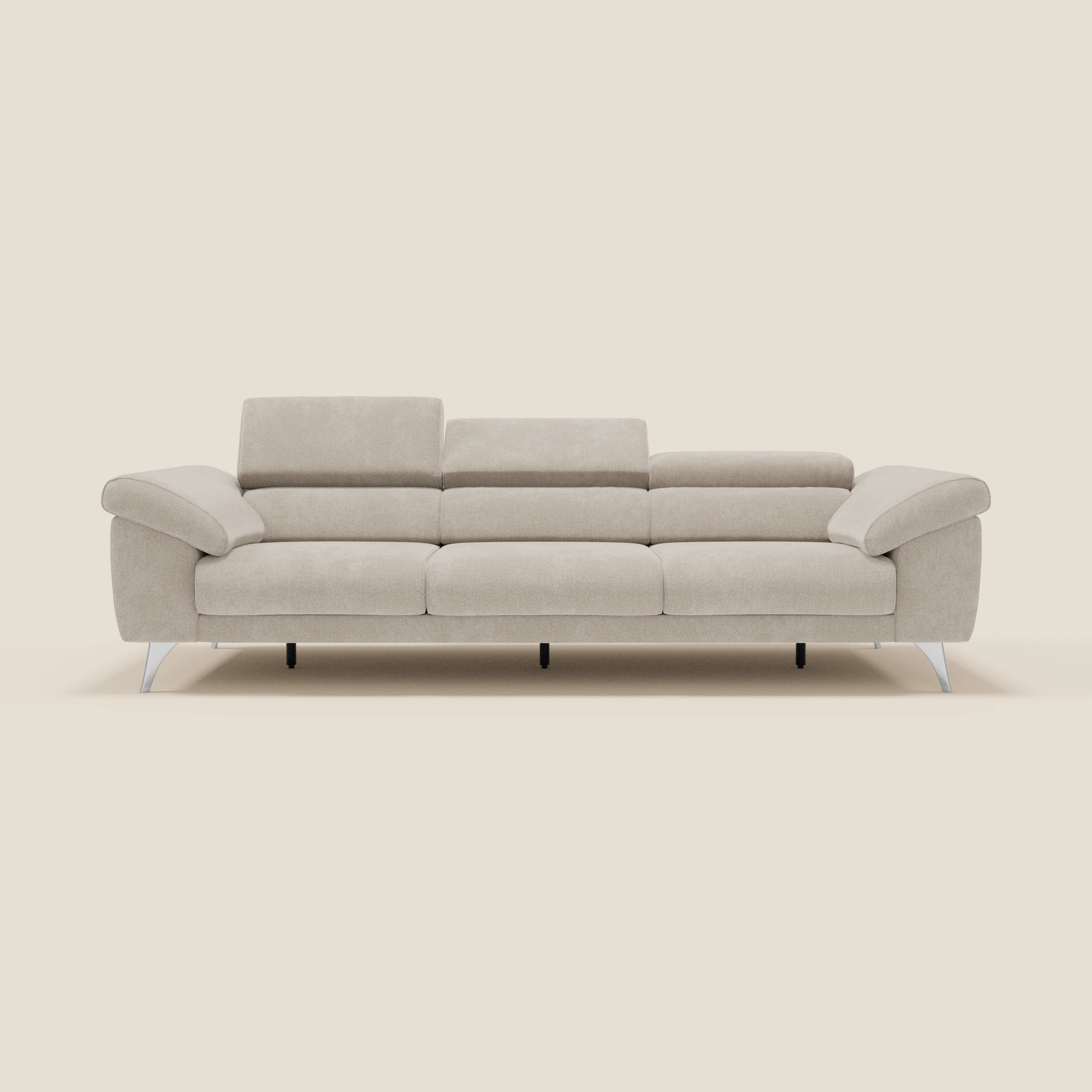 Il divano Donatello di Divani.Store è caratterizzato da 3 sedute allungabili, braccioli contenitore, poggiatesta reclinabili e tessuto smacchiabile T23 panna per un comfort contemporaneo e un look minimalista ideale per ogni spazio.