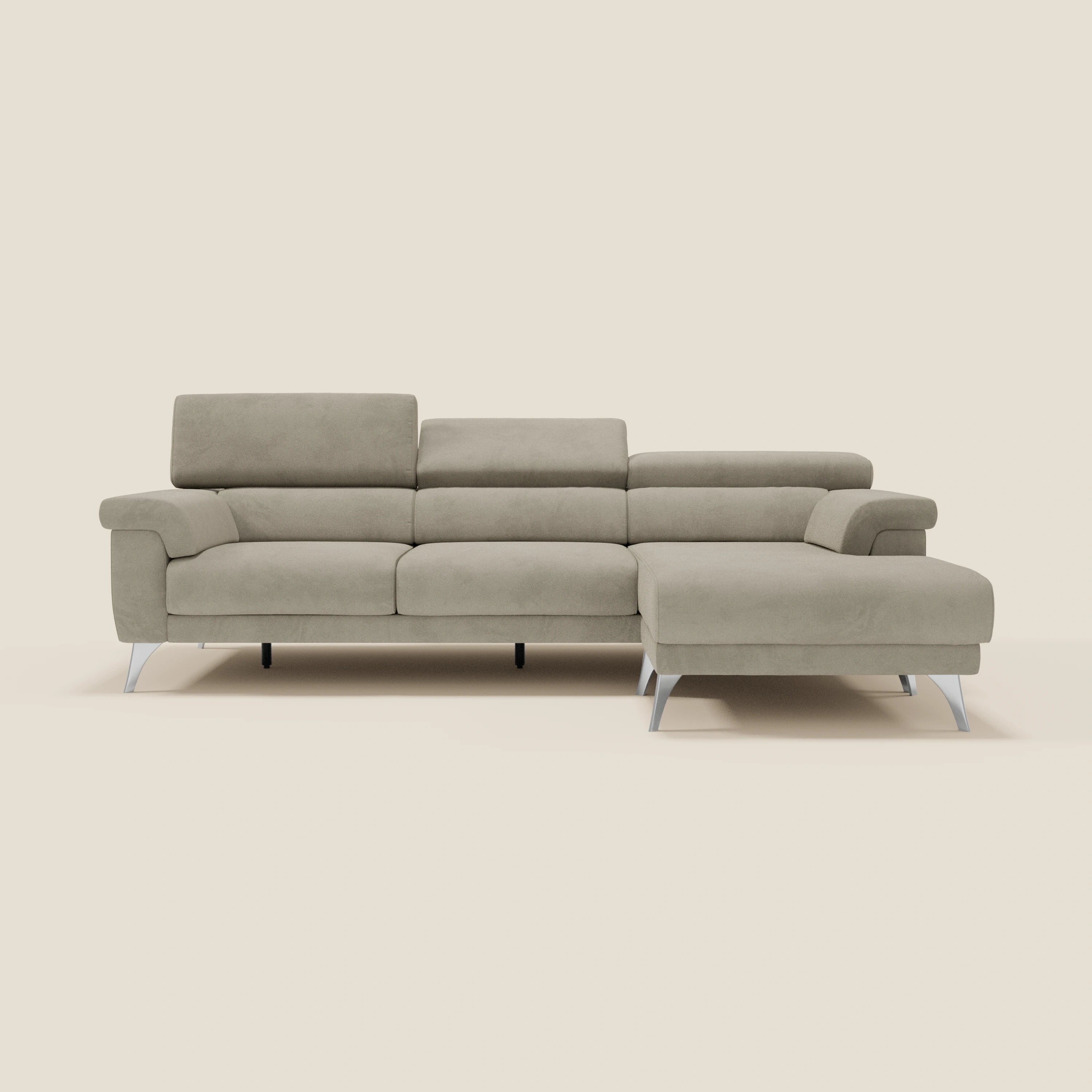 Il Divano angolare Raffaello di Divani.Store è caratterizzato da sedute scorrevoli, poggiatesta regolabili e smacchiabile T11 in microfibra tortora. Con un design minimalista e una chaise sul lato destro, offre stile moderno e comfort su eleganti gambe in metallo.