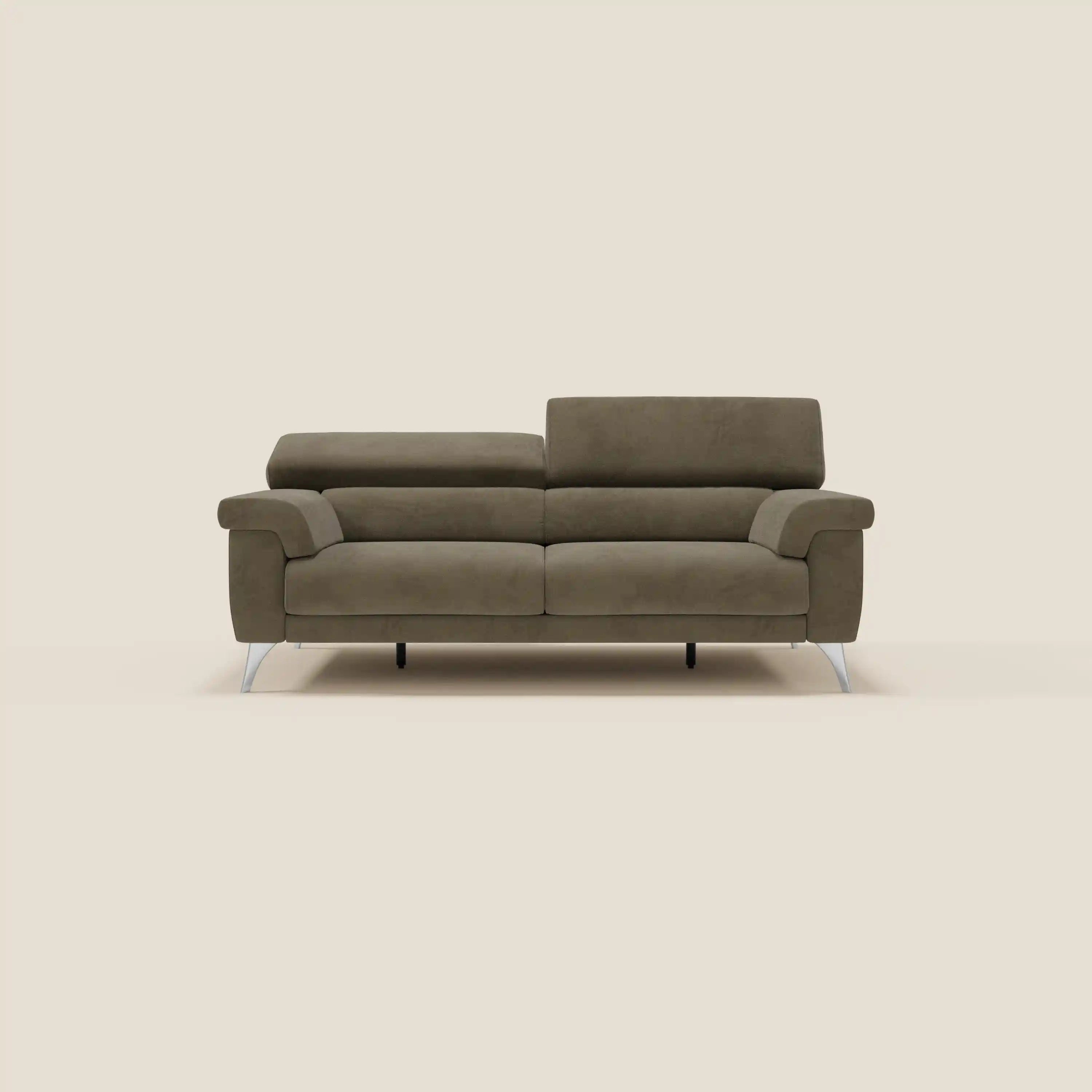 Il divano Raffaello con sedute allungabili e poggiatesta reclinabili in microfibra smacchiabile T11 marrone di Divani.Store si staglia su uno sfondo beige chiaro, con ampi braccioli, eleganti gambe in metallo e un design minimalista per due o tre persone.