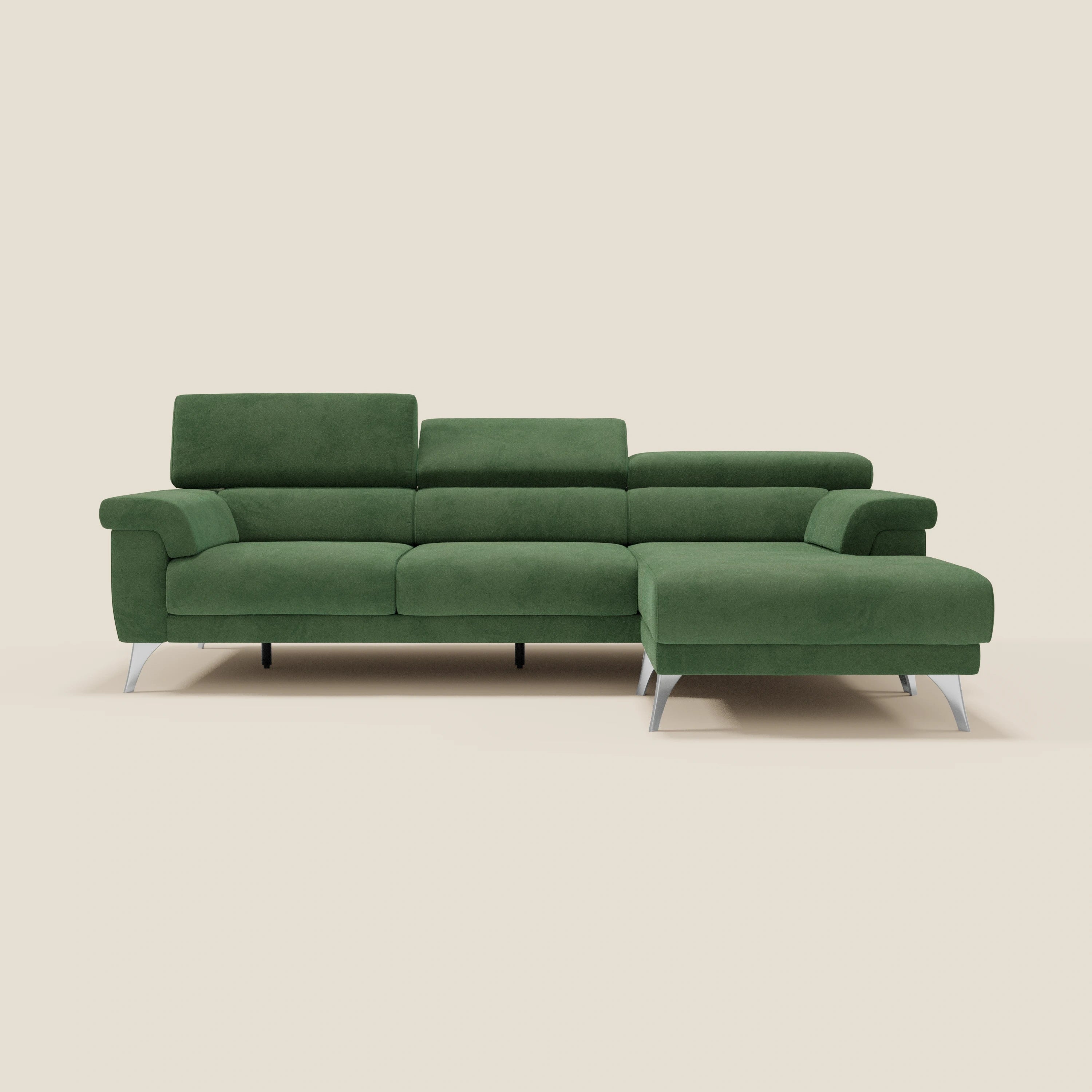 Il divano angolare Raffaello di Divani.Store, in microfibra verde T11 antimacchia, è caratterizzato da sedute scorrevoli, poggiatesta regolabili, ampi braccioli, gambe in metallo e chaise-set lato destro su sfondo beige tinta unita.