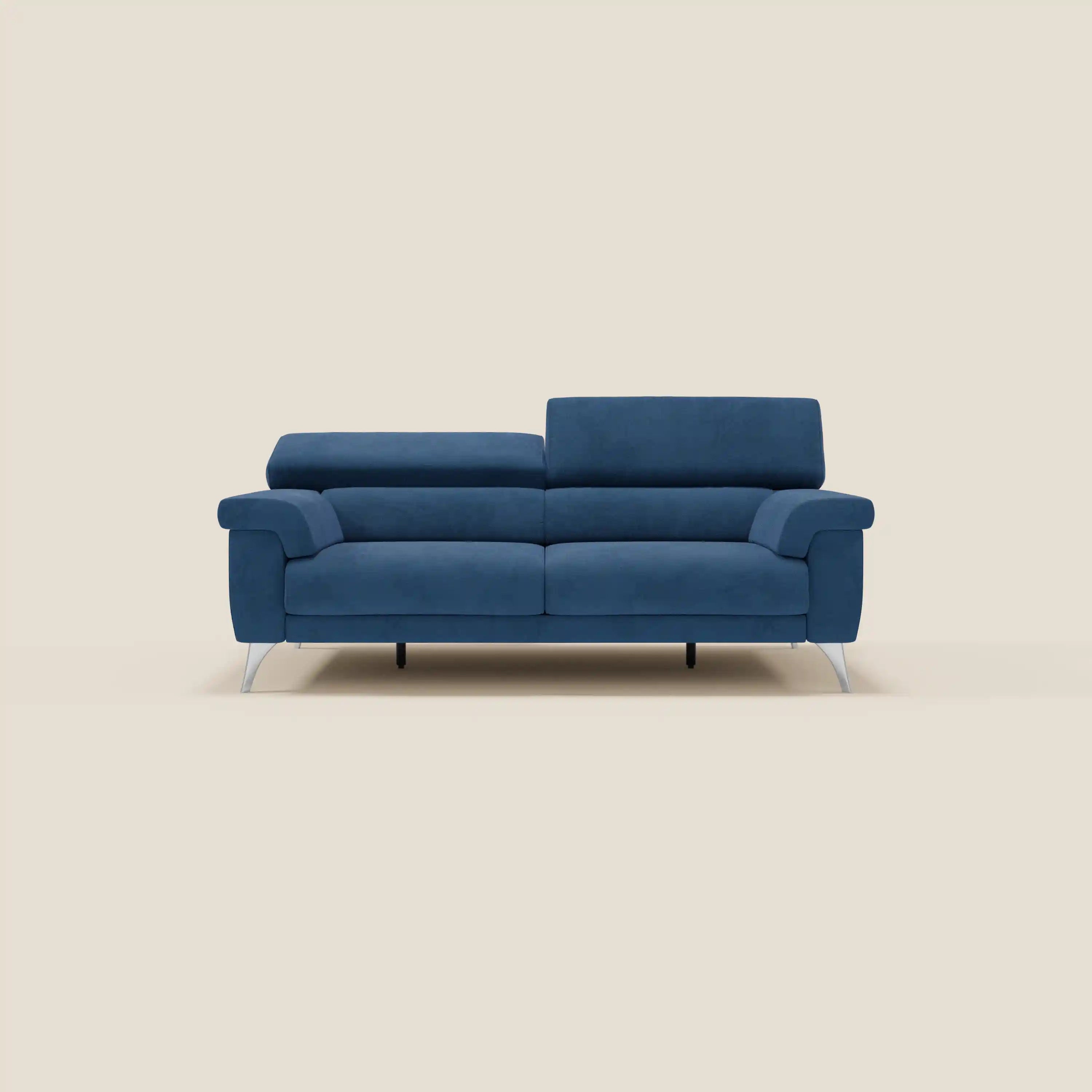 Il divano Raffaello di Divani.Store in microfibra smacchiabile blu T11 ha un design moderno con sedute allungabili, poggiatesta reclinabili, schienale basso, ampi braccioli imbottiti e gambe sottili in metallo, perfette su uno sfondo beige.