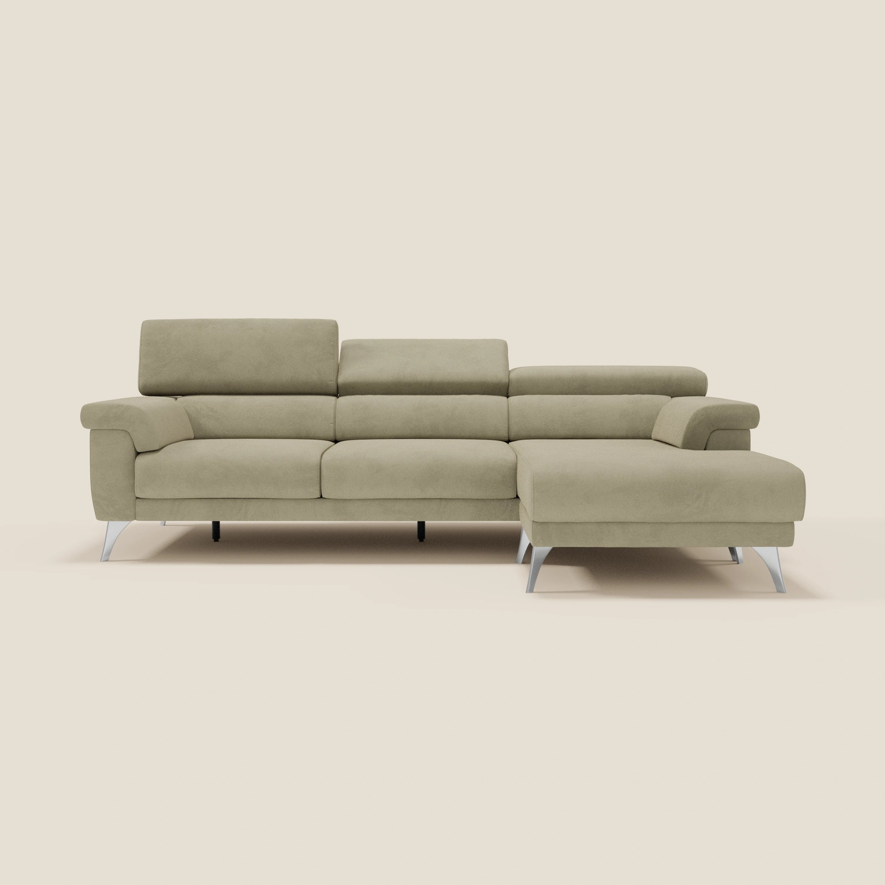 Il divano angolare Raffaello di Divani.Store è caratterizzato da sedute scorrevoli, poggiatesta regolabili e ampi braccioli in microfibra smacchiabile beige T11, arricchiti da eleganti gambe in metallo e da una chaise lounge destra.
