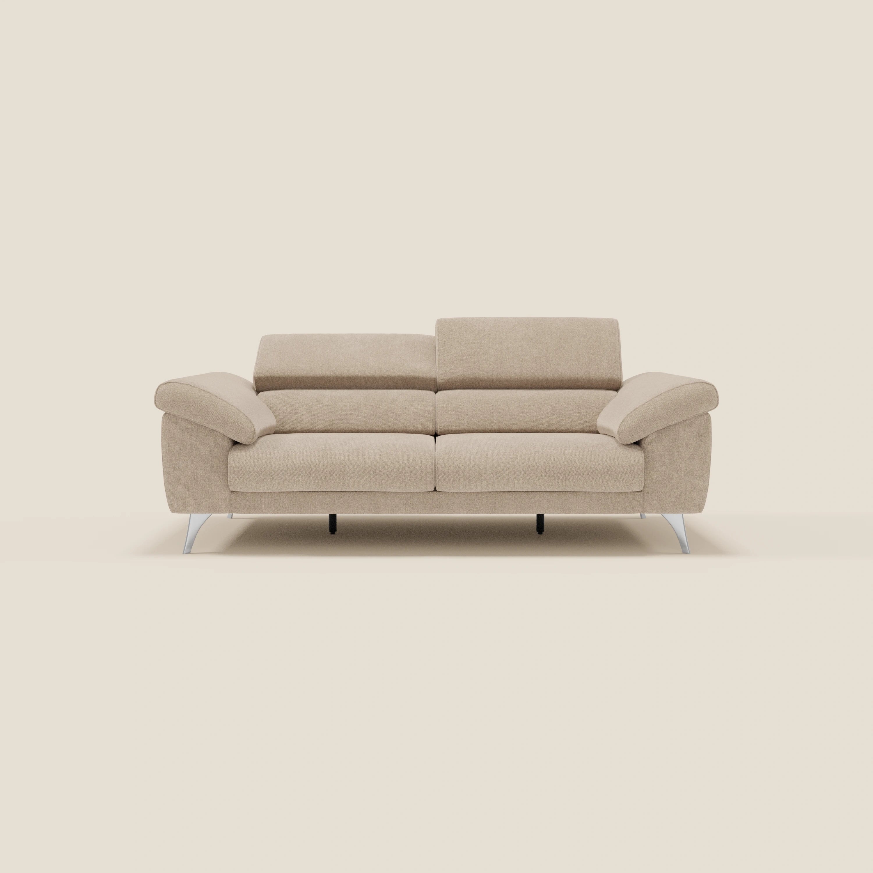 Il divano Donatello di Divani.Store in smacchiabile T23 beige è dotato di poggiatesta reclinabili, sedute allungabili, braccioli portaoggetti ed eleganti gambe in metallo: perfetto per 2-3 persone in cerca di comfort e design moderno.