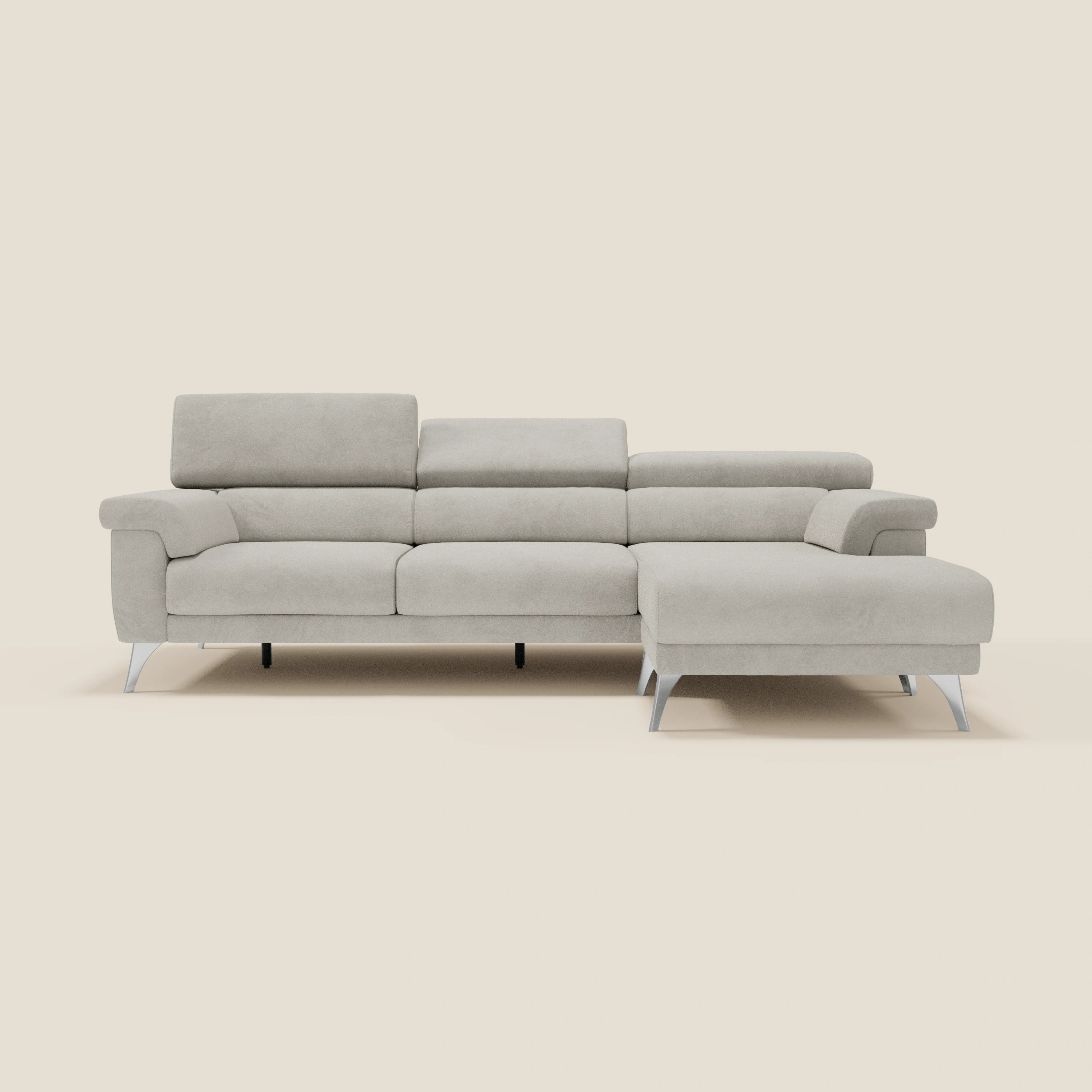 Il Divano angolare Raffaello di Divani.Store è caratterizzato da sedute scorrevoli e poggiatesta regolabili in microfibra panna T11 antimacchia, con chaise lounge a destra, su sfondo beige.