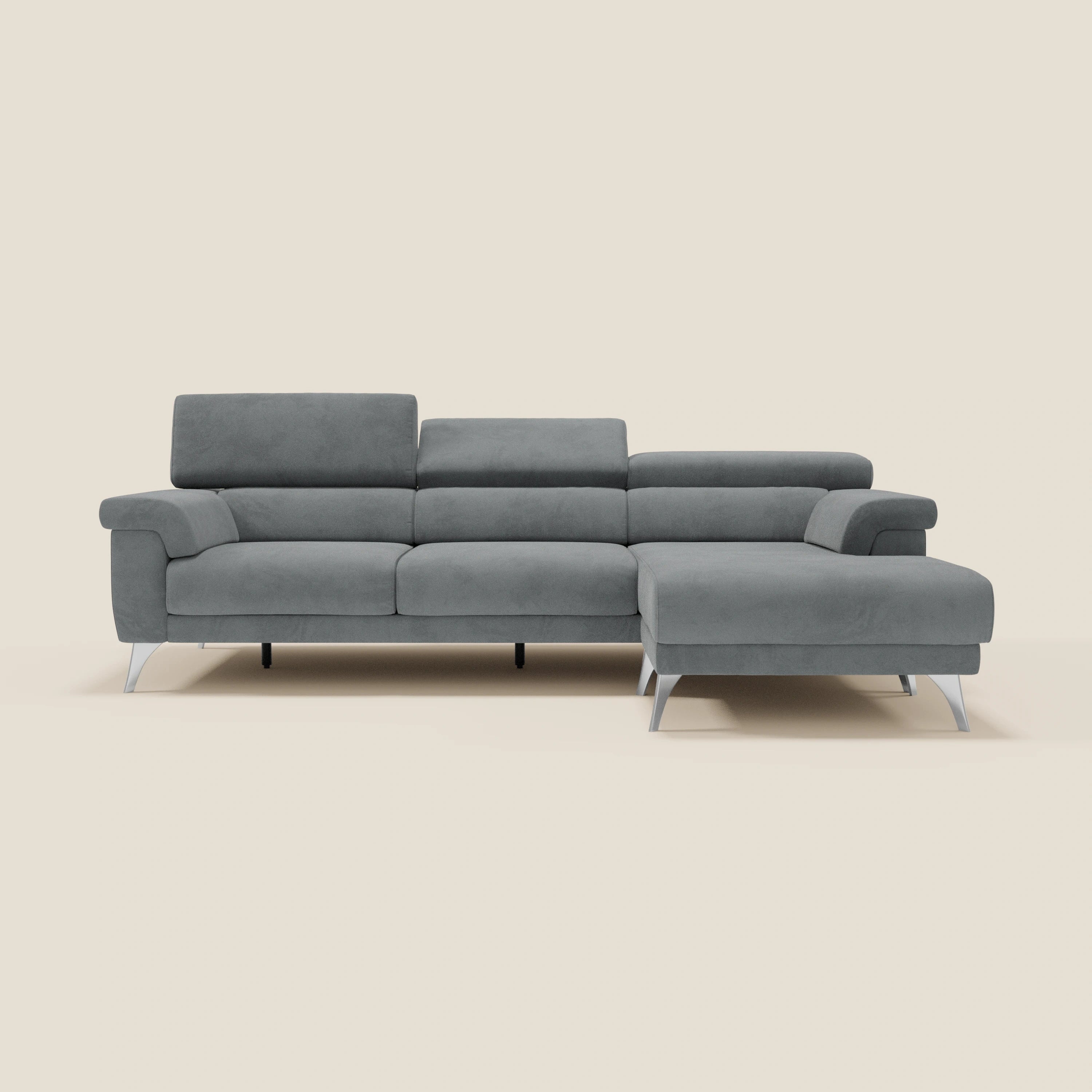 Il divano angolare Raffaello di Divani.Store è caratterizzato da sedute scorrevoli, poggiatesta regolabile e microfibra grigio T11 easy-clean, con chaise longue orientata verso destra e sottili gambe argentate per un look moderno e accogliente.