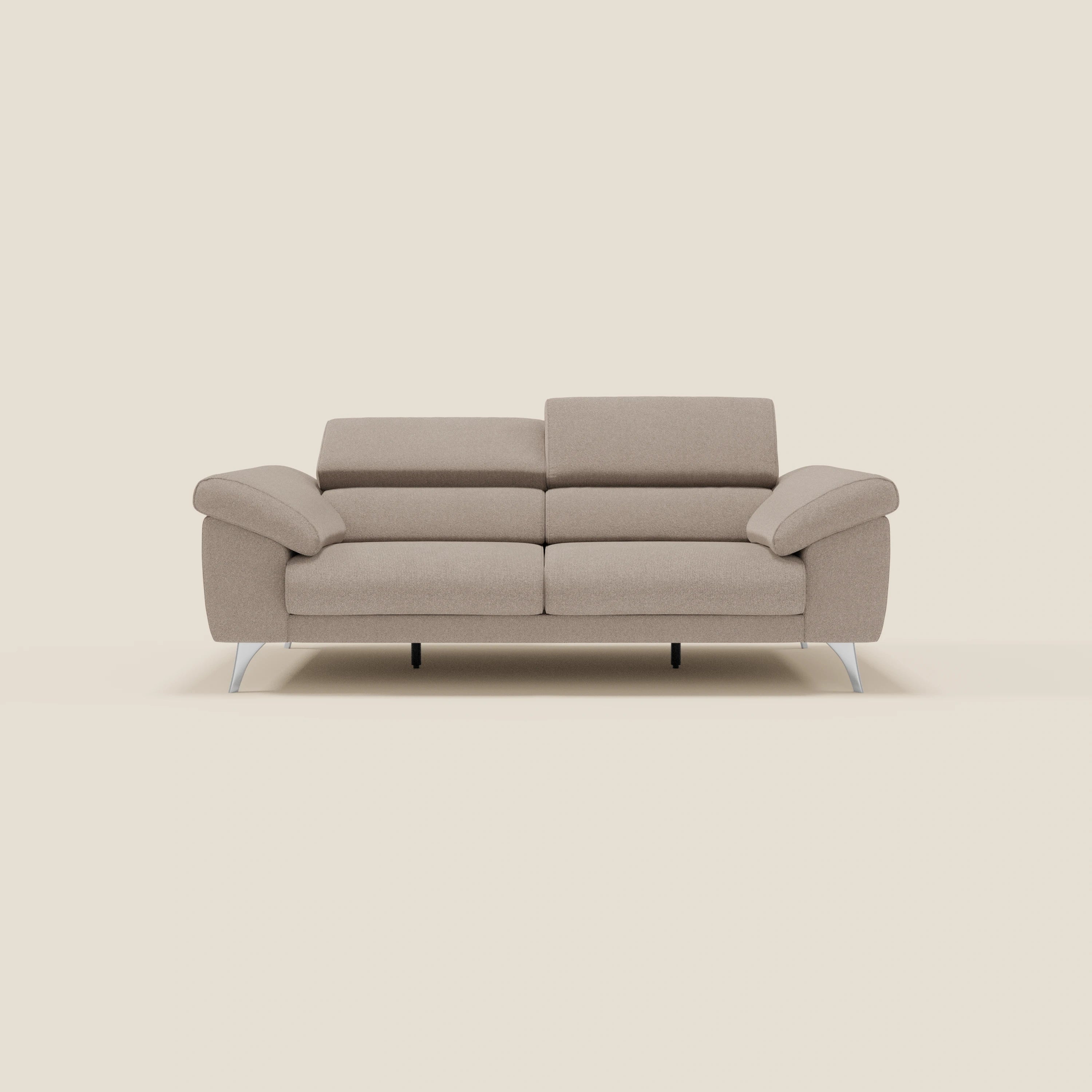 Il divano Donatello di Divani.Store, in tessuto smacchiabile T23 tortora, è caratterizzato da sedute allungabili, braccioli contenitore e poggiatesta reclinabili per il massimo comfort in un design moderno su sfondo crema.