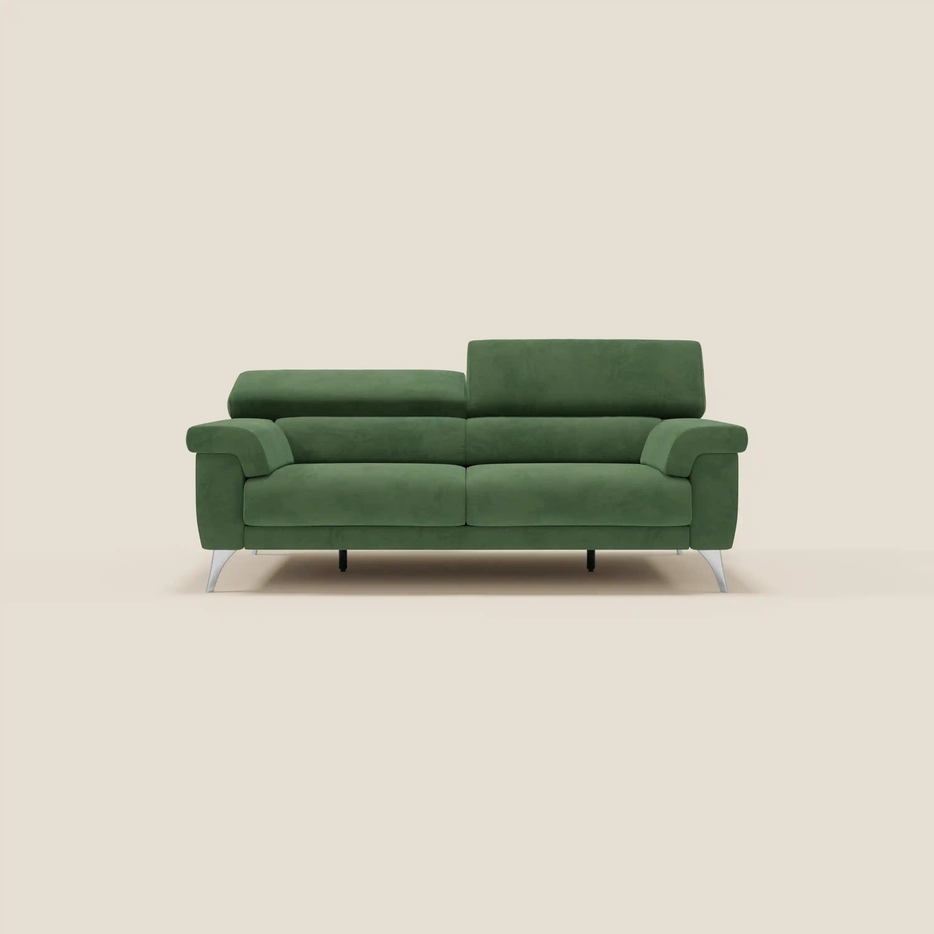 Il divano Raffaello di Divani.Store, in smacchiabile microfibra verde T11 con sedute allungabili e poggiatesta reclinabili, si staglia su un semplice sfondo beige, caratterizzato da linee eleganti e braccioli per un look moderno.