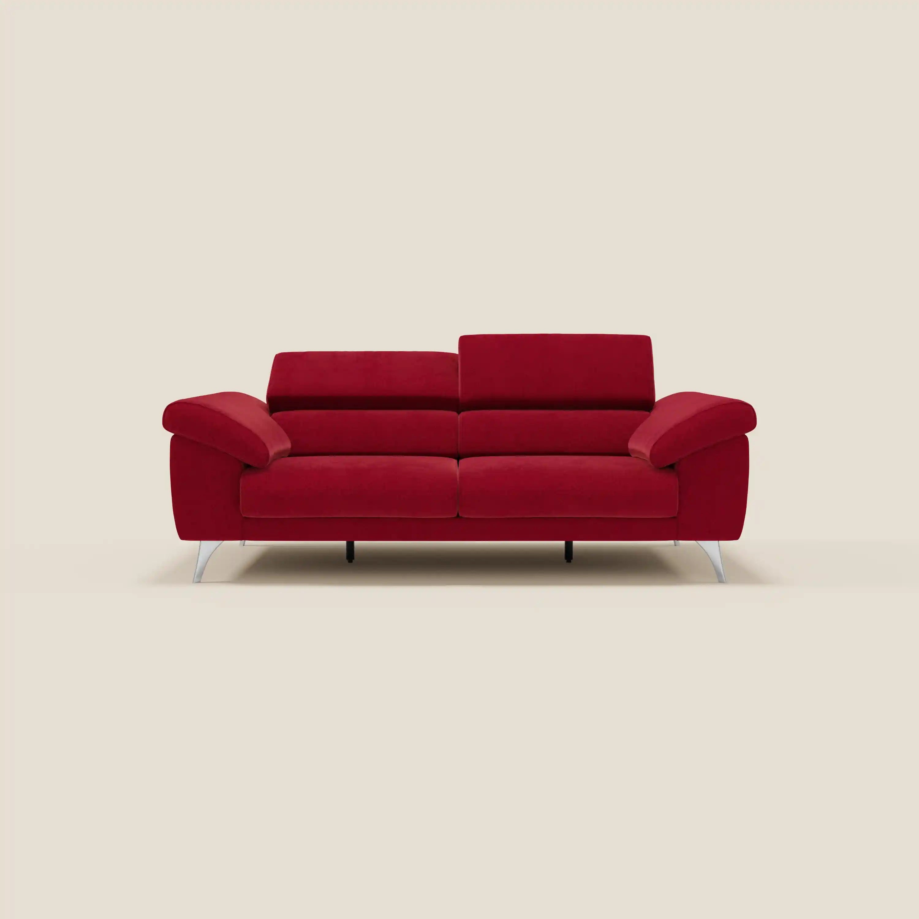 Il divano Donatello di Divani.Store, in tessuto smacchiabile T23 bordeaux, offre sedute allungabili, braccioli contenitore e poggiatesta reclinabili per massimo comfort e design moderno su sfondo beige.