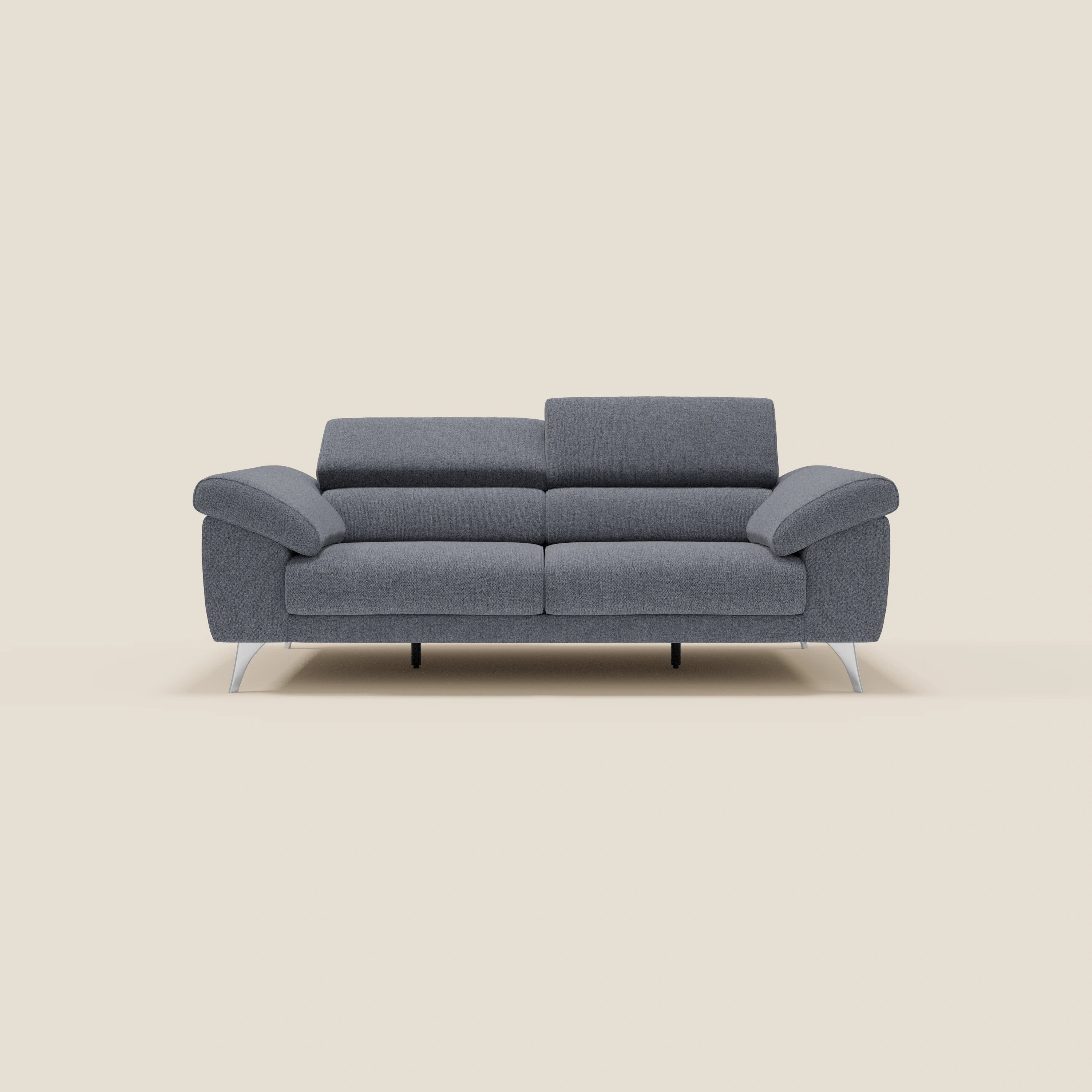Il divano Donatello di Divani.Store offre sedute allungabili, braccioli contenitore, poggiatesta reclinabili e tessuto T23 blu grafite, facile da pulire, che combina comfort intelligente e design moderno.