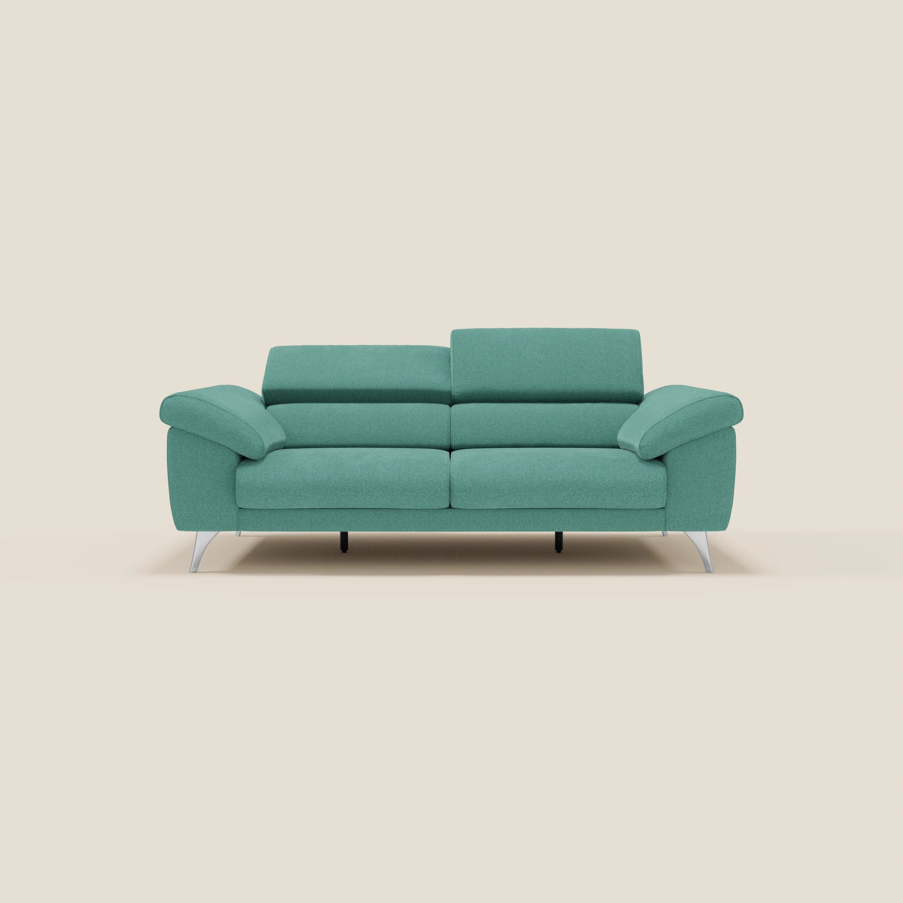 Il divano Donatello di Divani.Store, in tessuto smacchiabile T23 verde acqua, è caratterizzato da sedute allungabili, braccioli contenitore e poggiatesta reclinabile. Il suo design minimalista italiano con gambe in metallo è presentato su uno sfondo beige semplice.