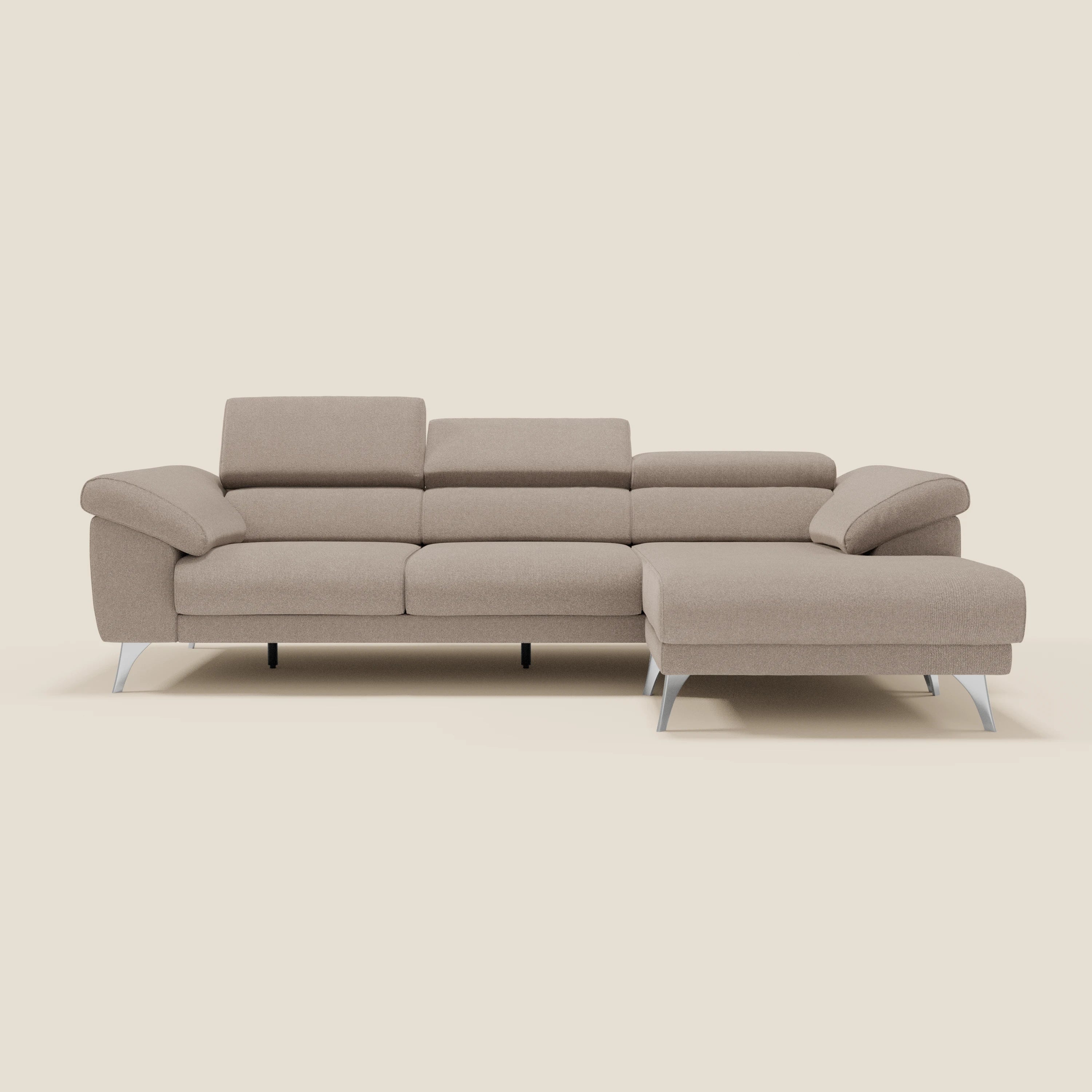 Il Donatello Divano angolare di Divani.Store in morbido tessuto antimacchia T23 taupe è caratterizzato da sedute scorrevoli, braccioli portaoggetti e poggiatesta regolabili per garantire comfort e stile, con un look moderno e pulito e una chaise lounge orientata verso destra.