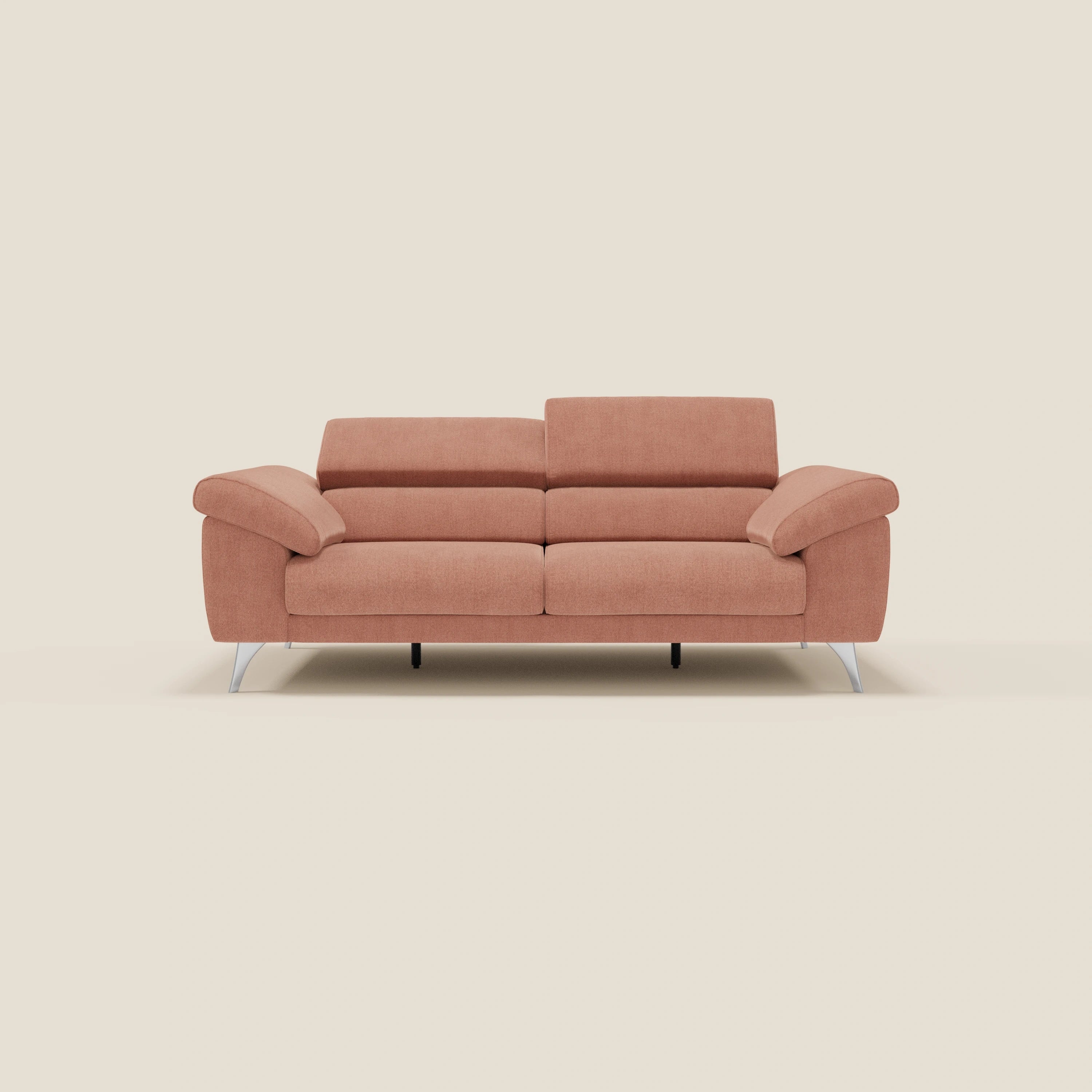 Il divano Donatello di Divani.Store è caratterizzato da sedute estensibili, braccioli contenitori e poggiatesta reclinabili in tessuto antimacchia T23 pesca, per offrire comfort e stile moderni su gambe eleganti su sfondo beige.