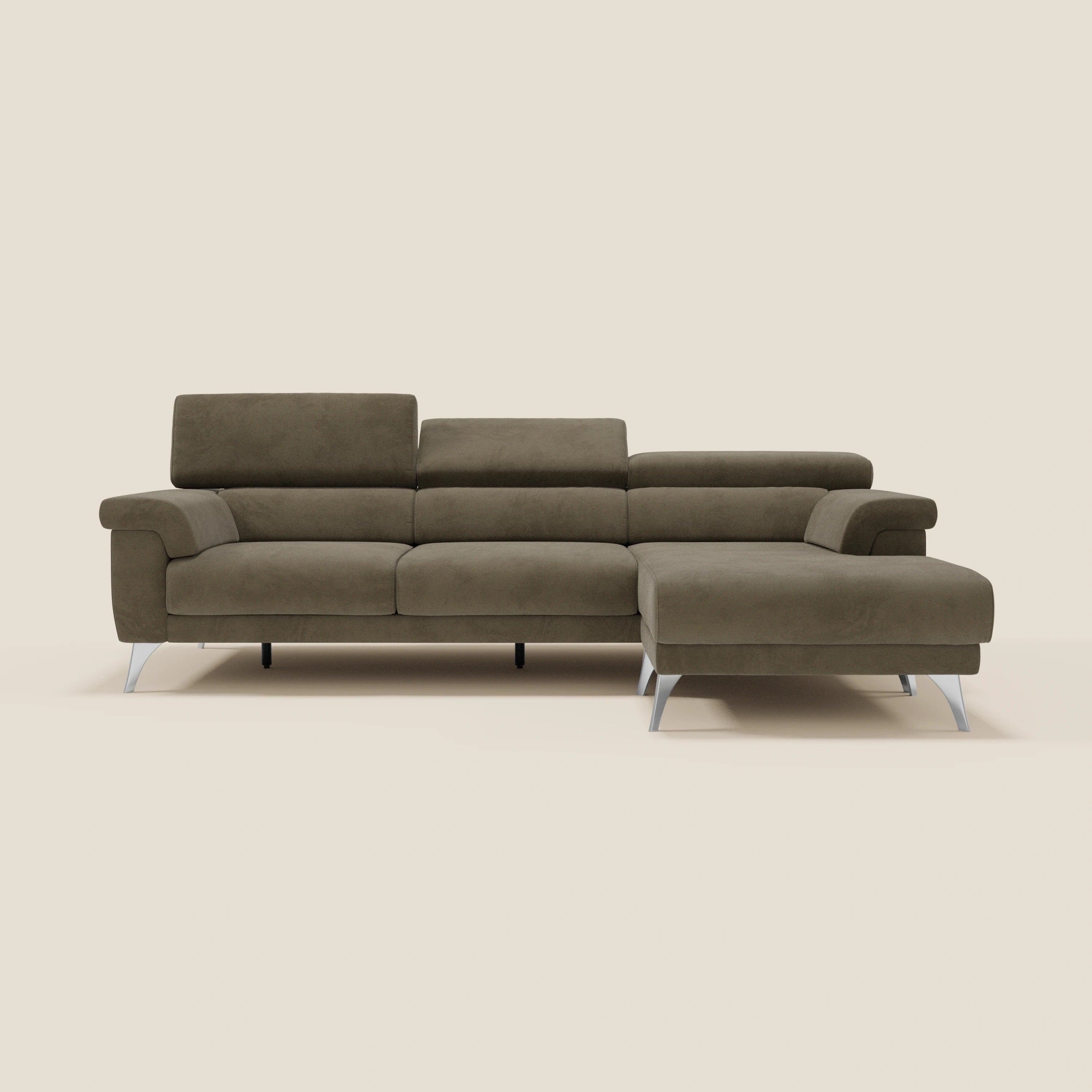 Il Divano angolare Raffaello di Divani.Store è caratterizzato da sedute scorrevoli, poggiatesta regolabili, gambe in metallo e chaise longue in microfibra antimacchia T11 marrone, su uno sfondo beige chiaro dallo stile minimalista.