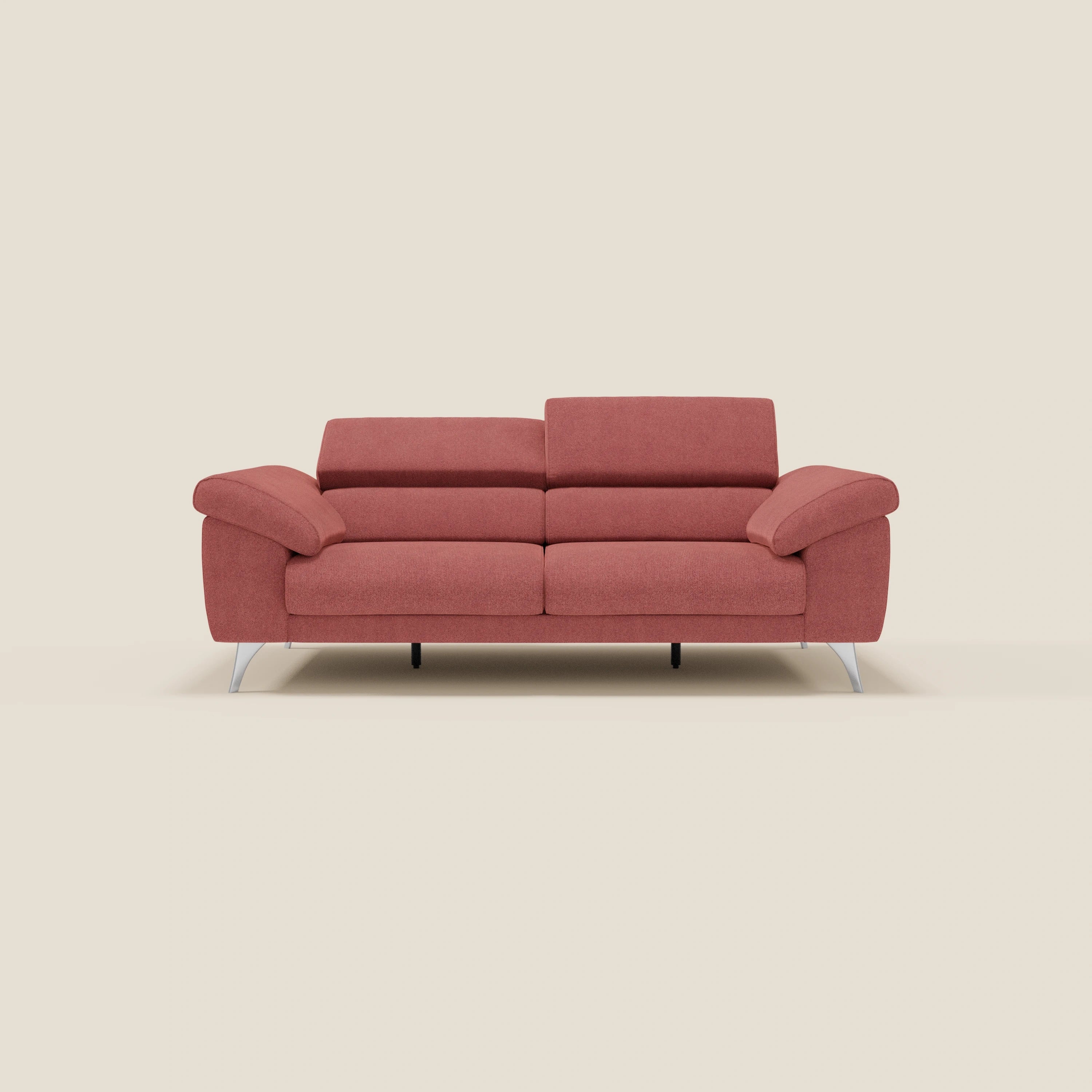 Il divano Donatello di Divani.Store, in tessuto T23 rosso ciliegia smacchiabile, è caratterizzato da braccioli contenitore, sedute allungabili e poggiatesta reclinabili, e si colloca su uno sfondo beige chiaro per un comfort contemporaneo.