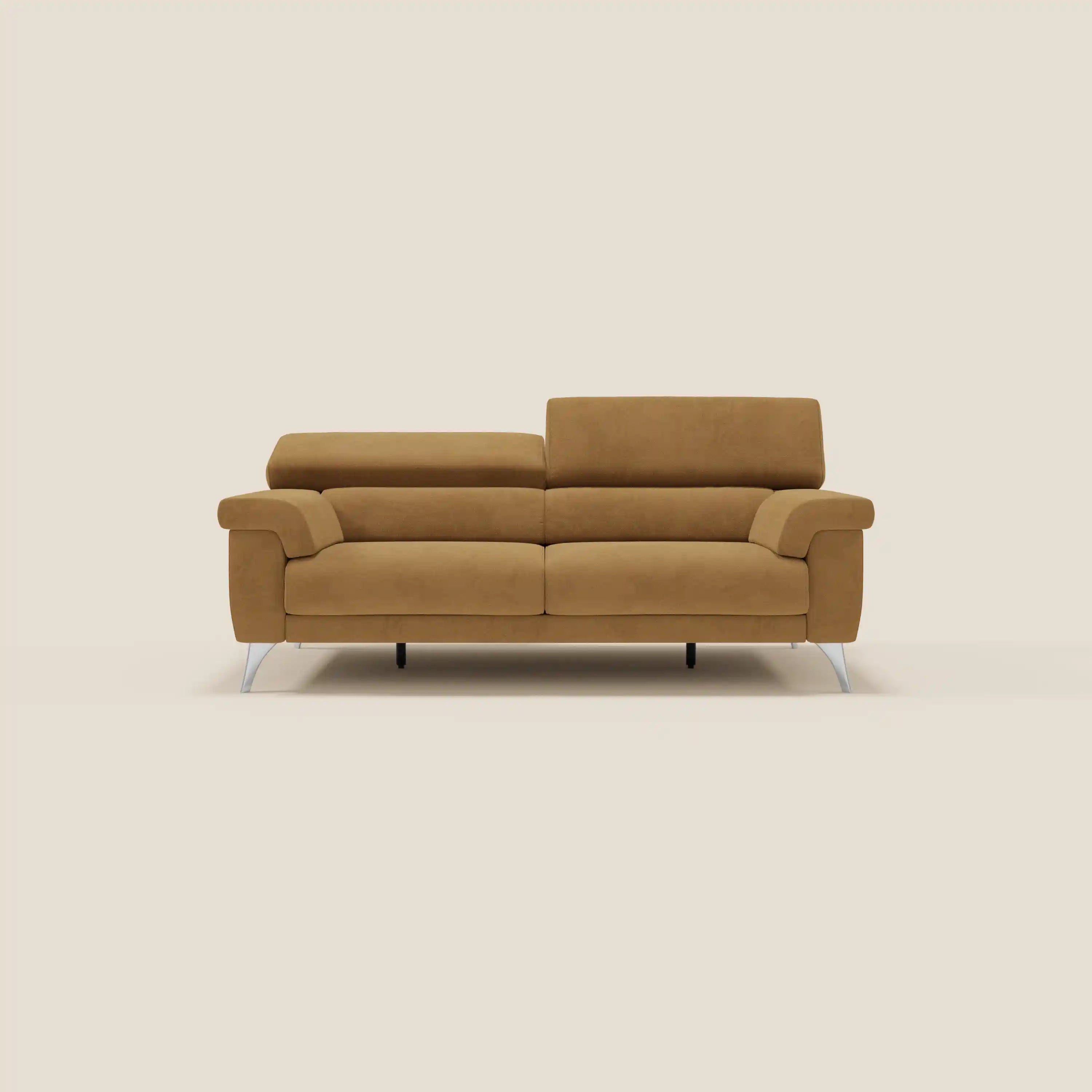 Il divano Raffaello con sedute allungabili e poggiatesta reclinabili in microfibra smacchiabile T11 cuoio di Divani.Store è caratterizzato da cuscini in feltro e ampi braccioli, centrati su uno sfondo beige per un look minimalista.