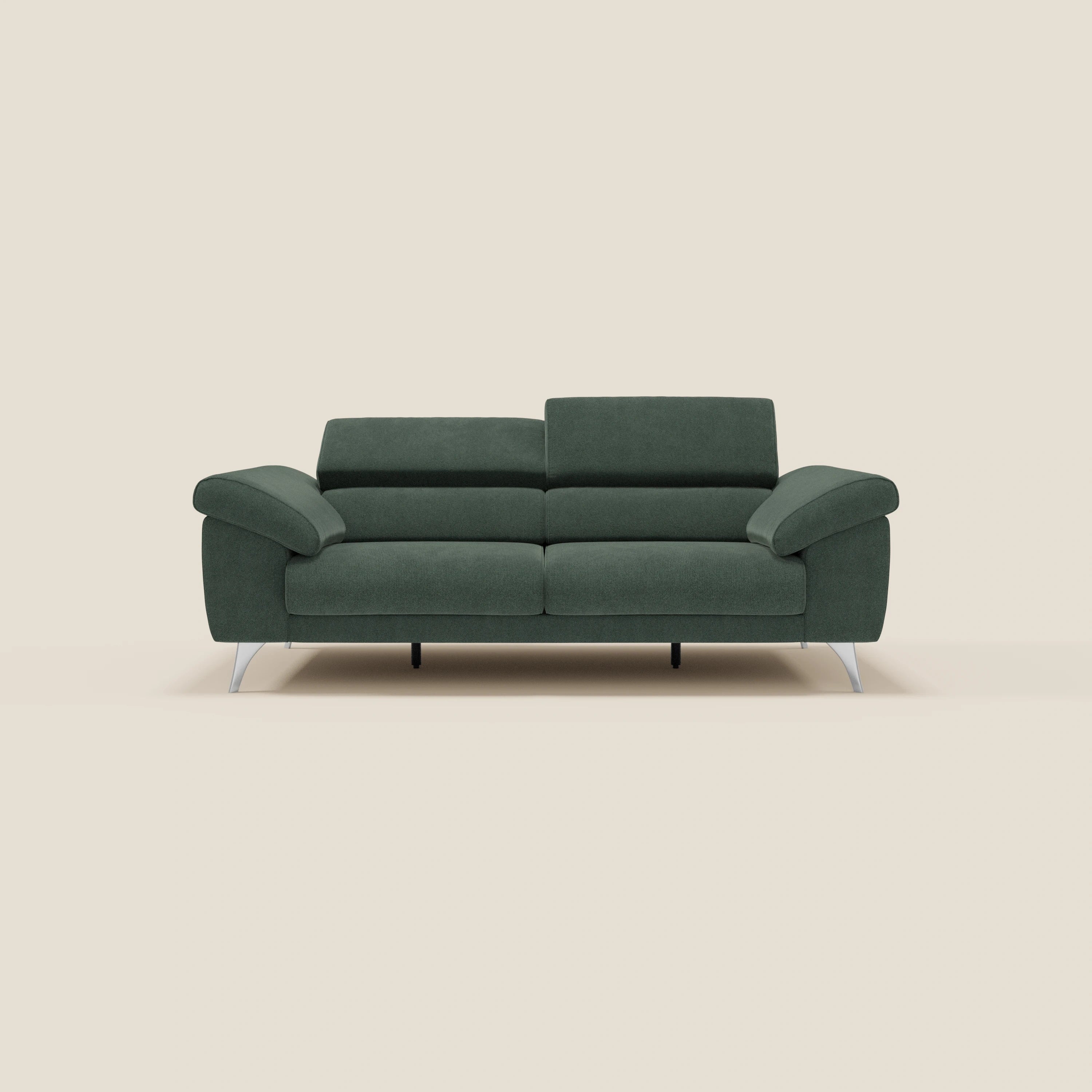 Un moderno divano Donatello con sedute allungabili, braccioli contenitore e poggiatesta reclinabili in tessuto smacchiabile T23 verde di Divani.Store si distingue per le linee pulite e il look minimalista su uno sfondo crema chiaro.