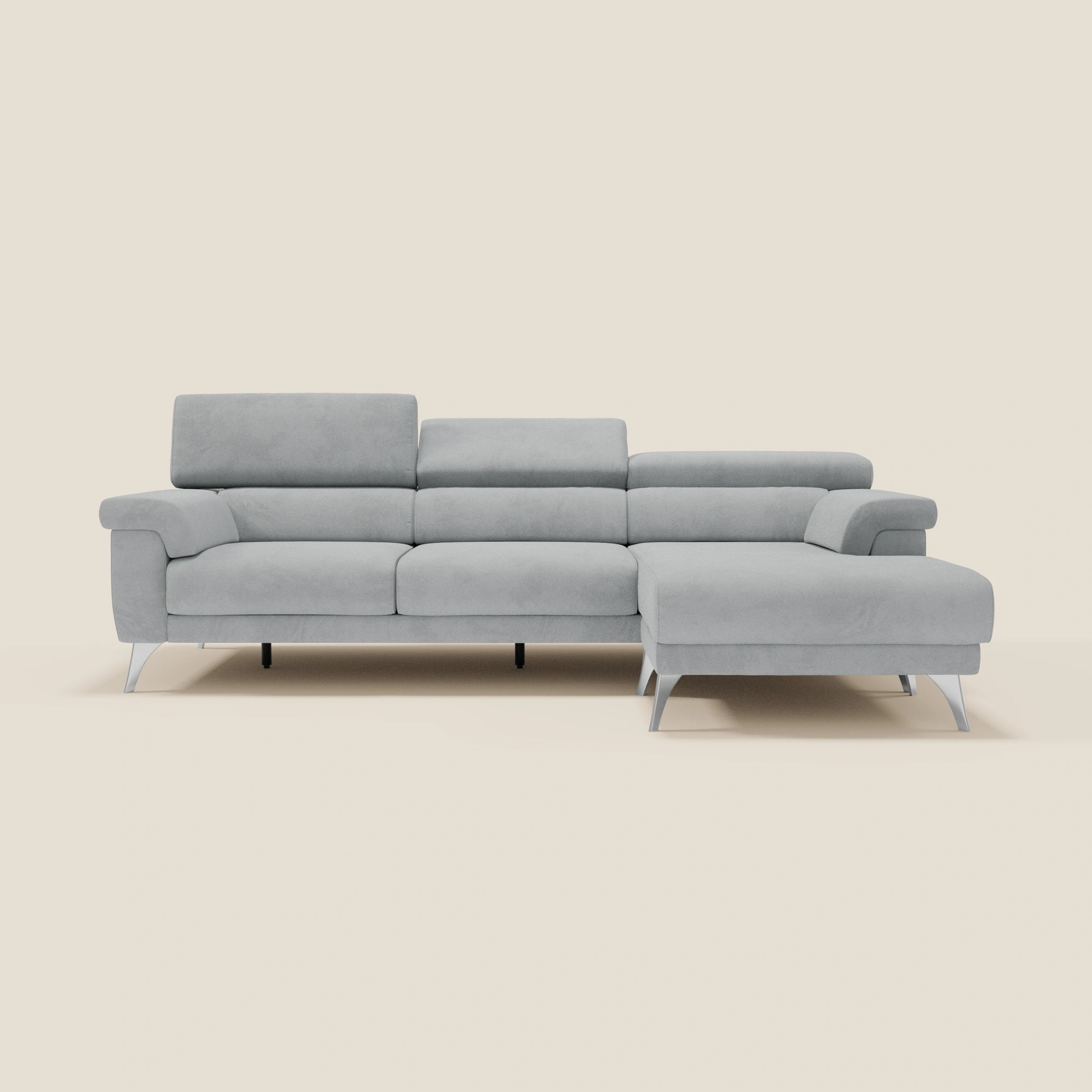Il divano angolare Raffaello di Divani.Store è caratterizzato da microfibra antimacchia grigio chiaro, gambe in metallo, chaise longue destra, ampi braccioli, poggiatesta regolabili e sedute scorrevoli su sfondo beige.