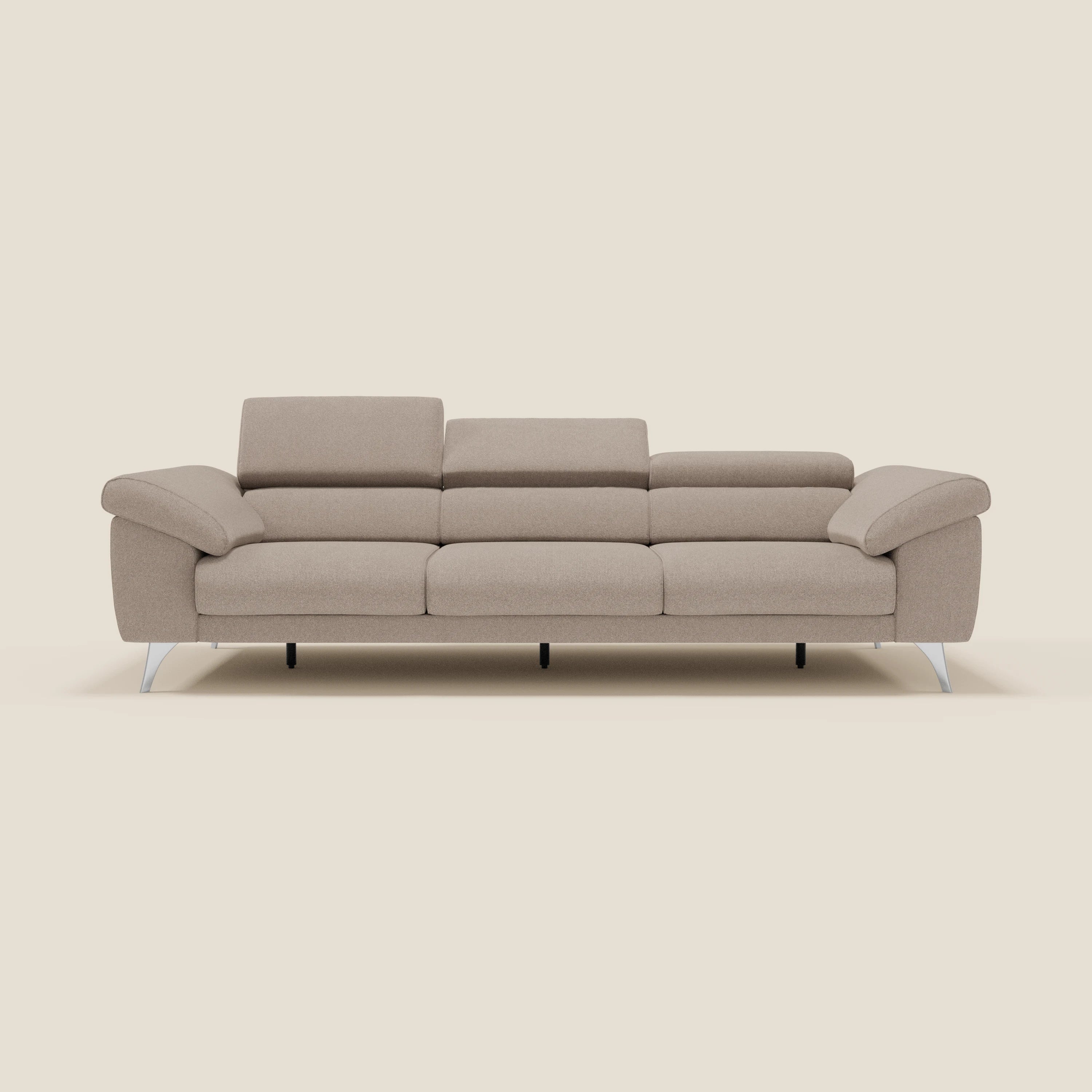 Il divano Donatello di Divani.Store è dotato di 3 sedute allungabili, braccioli contenitore, poggiatesta reclinabili e tessuto tortora T23 antimacchia, perfetto per aggiungere un comfort moderno al vostro spazio abitativo. Esposto su un semplice sfondo bianco sporco.