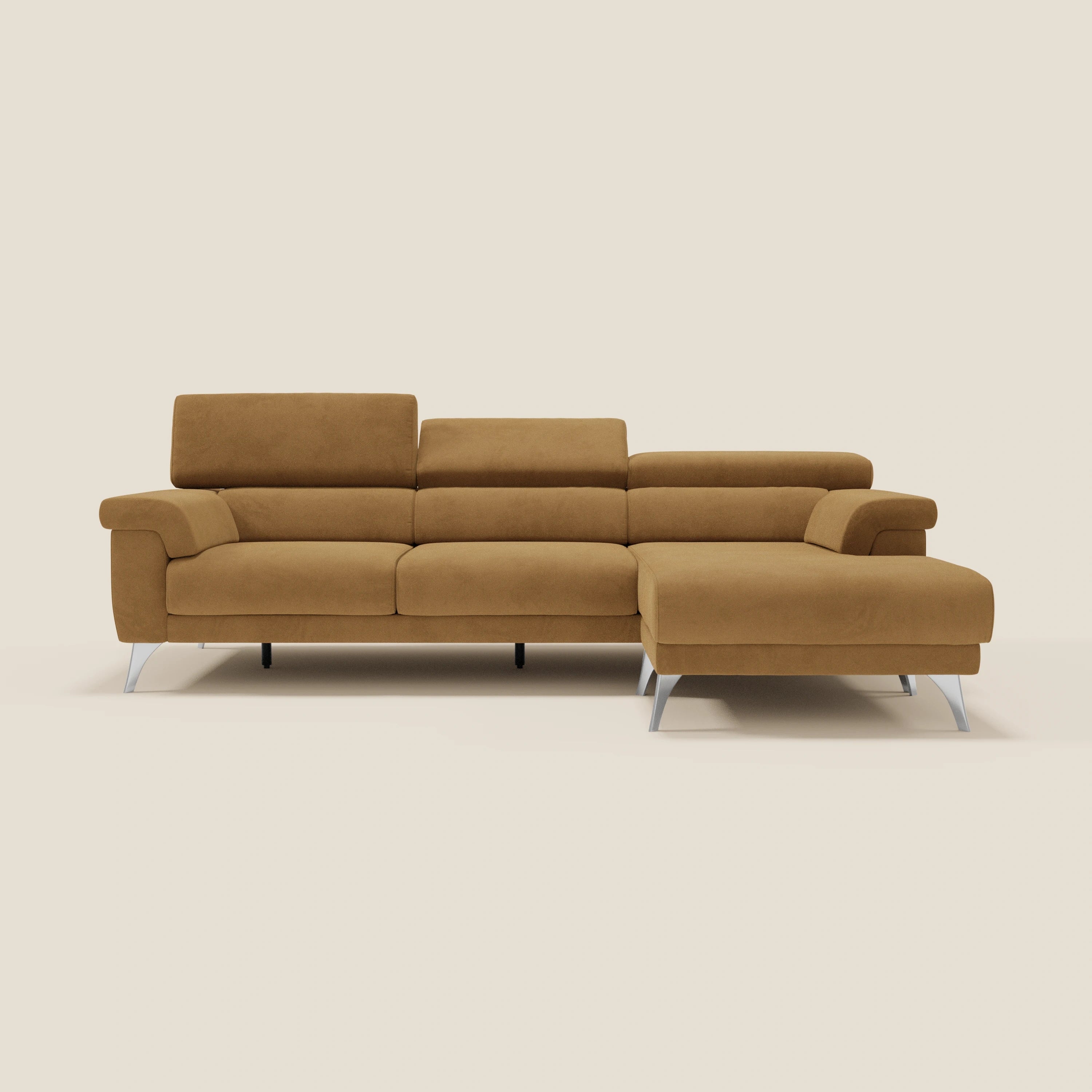 Il Divano angolare Raffaello di Divani.Store è caratterizzato da sedute scorrevoli, poggiatesta regolabili e rivestimento in microfibra smacchiabile T11 cuoio. La chaise lounge si trova sul lato destro, con ampi braccioli e gambe in metallo su sfondo crema.