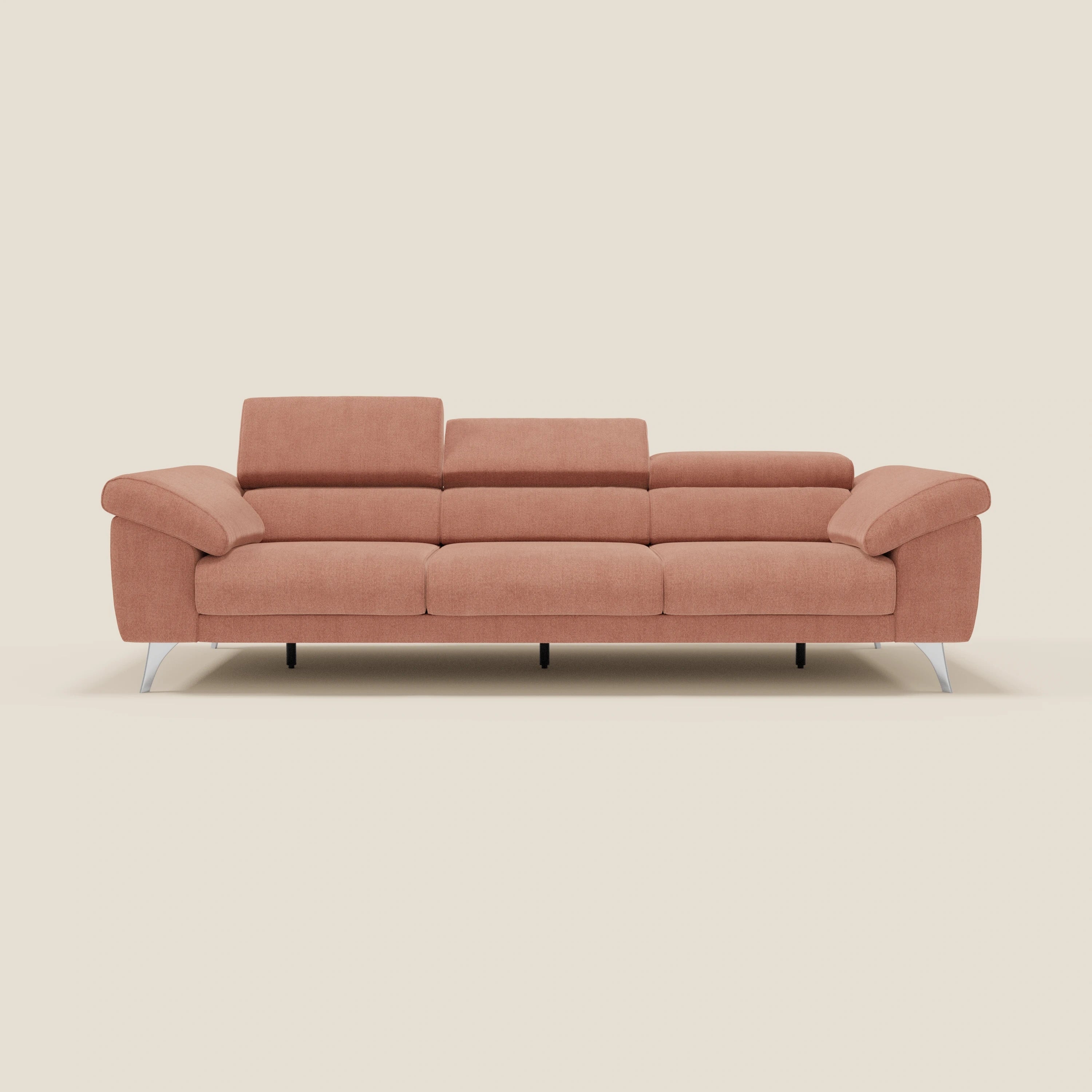 Il divano Donatello di Divani.Store è un divano a tre posti in tessuto antimacchia T23 pesca, con 3 sedute allungabili, braccioli contenitore e poggiatesta reclinabile per un mix di comfort e design contemporaneo e pulito.