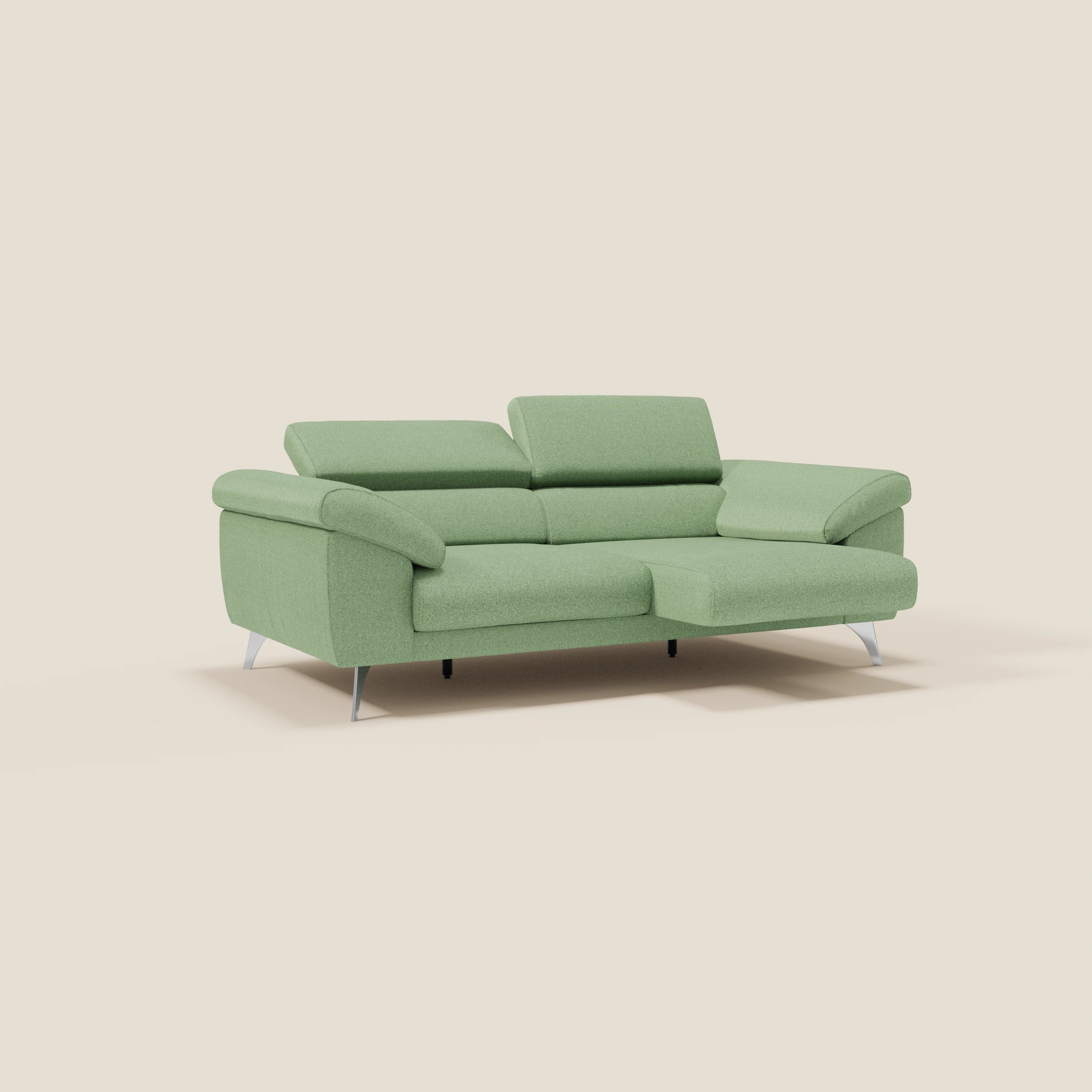 Un divano contemporaneo Donatello verde menta di Divani.Store, caratterizzato da sedute allungabili, braccioli contenitori e poggiatesta reclinabili in tessuto T23 antimacchia, su uno sfondo beige tinta unita per un comfort e uno stile moderni.