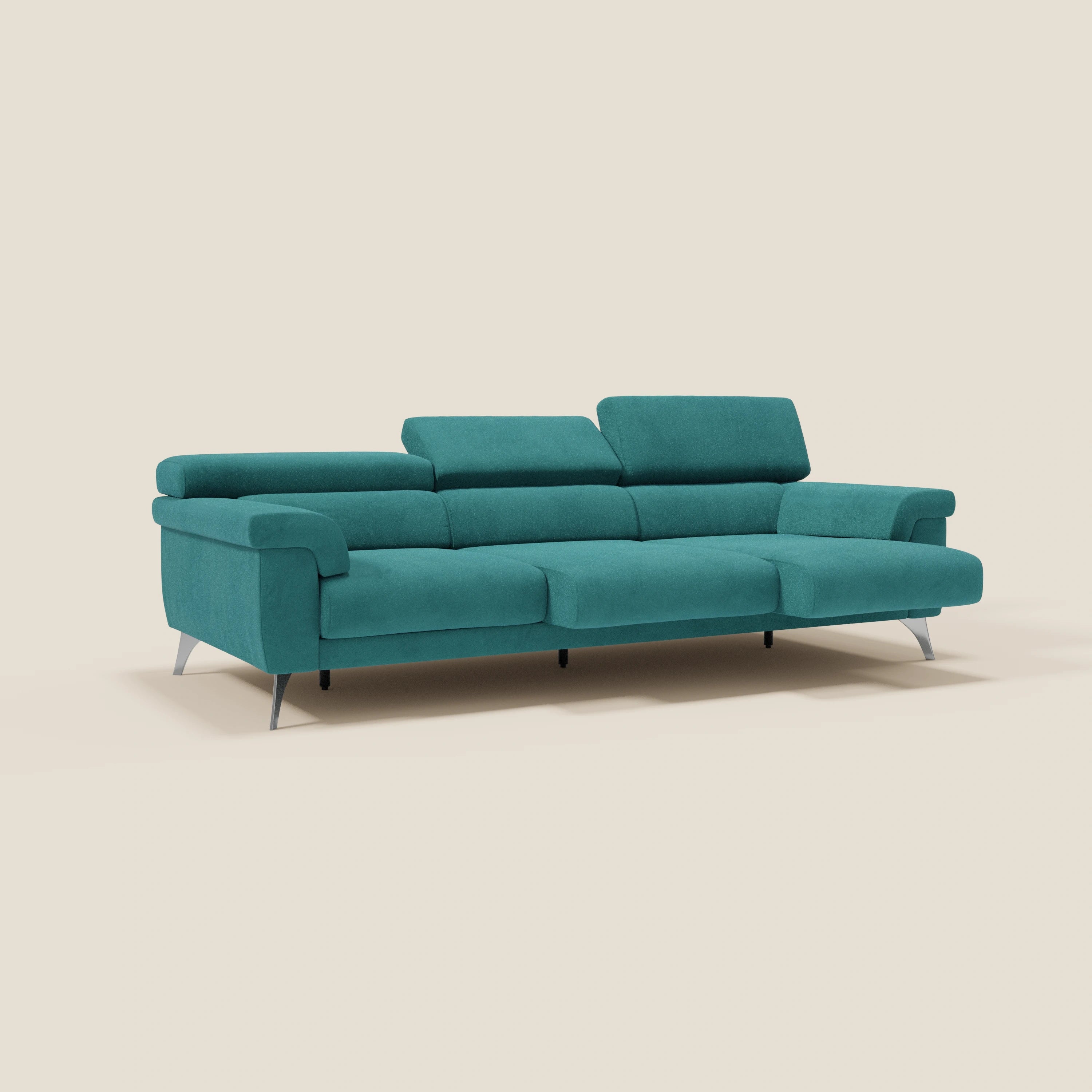 Il divano Raffaello di Divani.Store presenta 3 sedute allungabili e poggiatesta reclinabili in microfibra di petrolio T11 antimacchia, appoggiate su eleganti gambe in metallo, su uno sfondo beige chiaro.