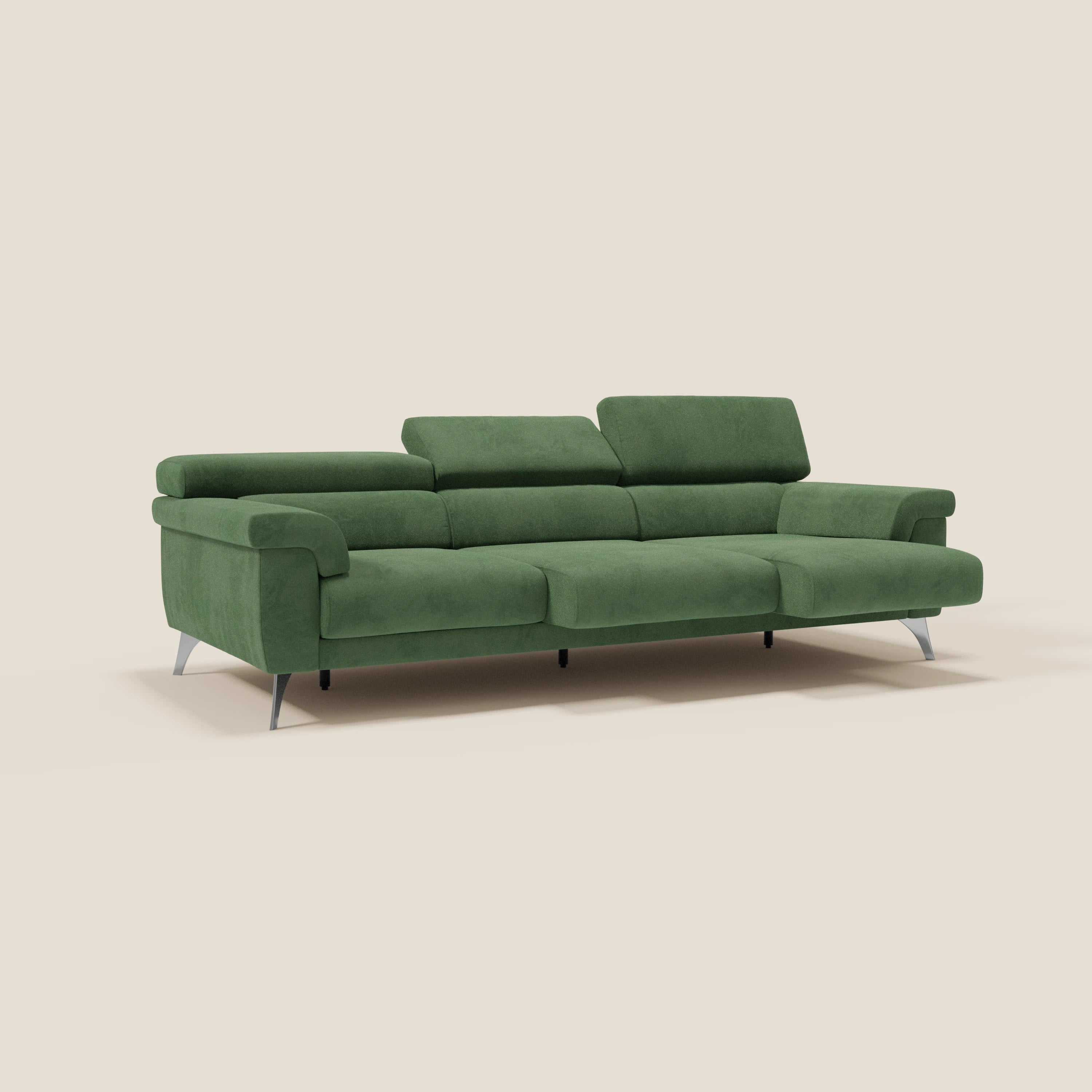 Il divano Raffaello di Divani.Store è caratterizzato da 3 sedute allungabili e poggiatesta reclinabili in microfibra verde T11 antimacchia, che mette in risalto l'artigianato italiano e il design minimalista su uno sfondo color crema.