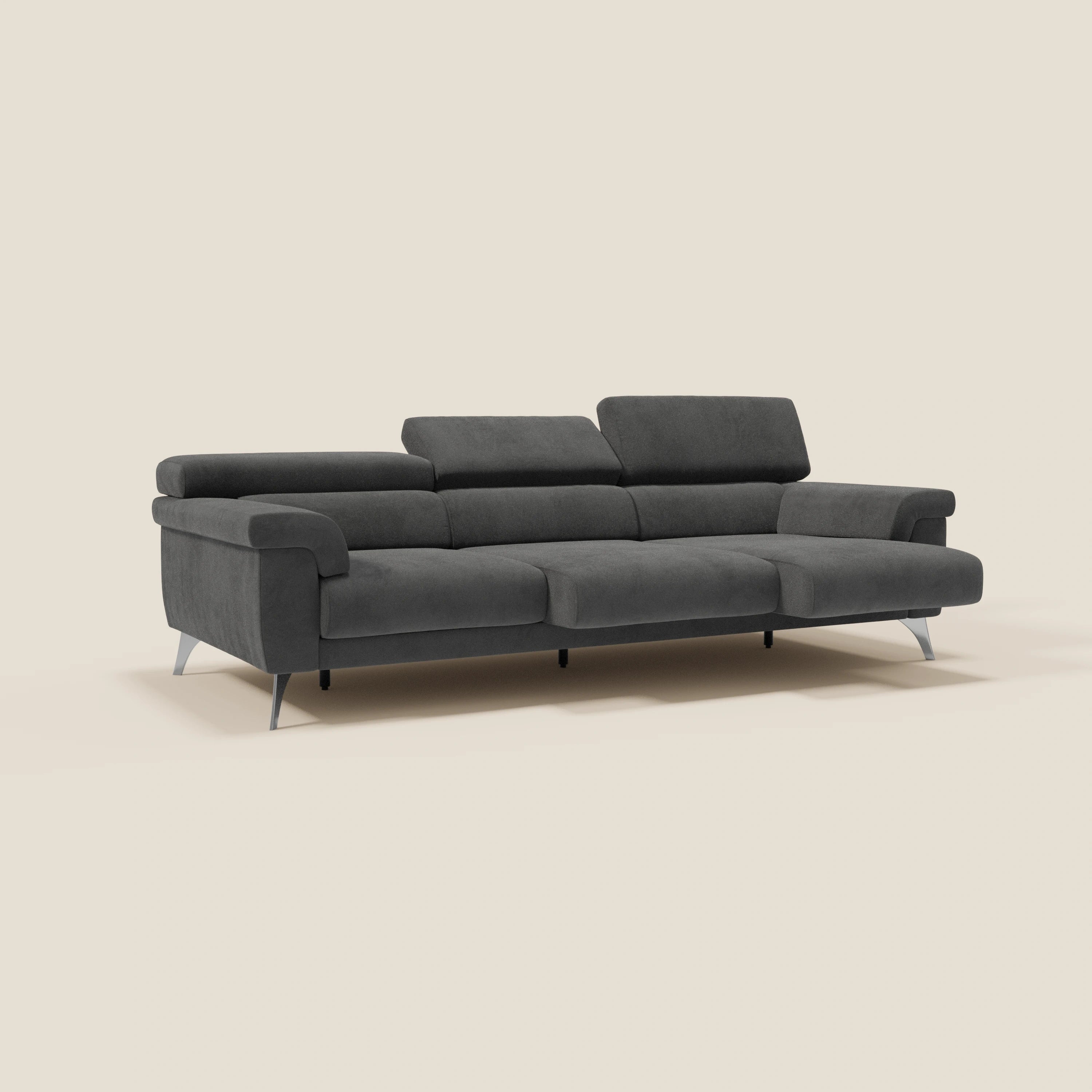 Il divano Raffaello di Divani.Store, in microfibra nera T11 facile da pulire, è dotato di 3 sedute allungabili e poggiatesta reclinabili. Il suo design moderno offre 3-4 posti a sedere, con ampi braccioli bassi e gambe angolate in metallo argentato su uno sfondo beige.