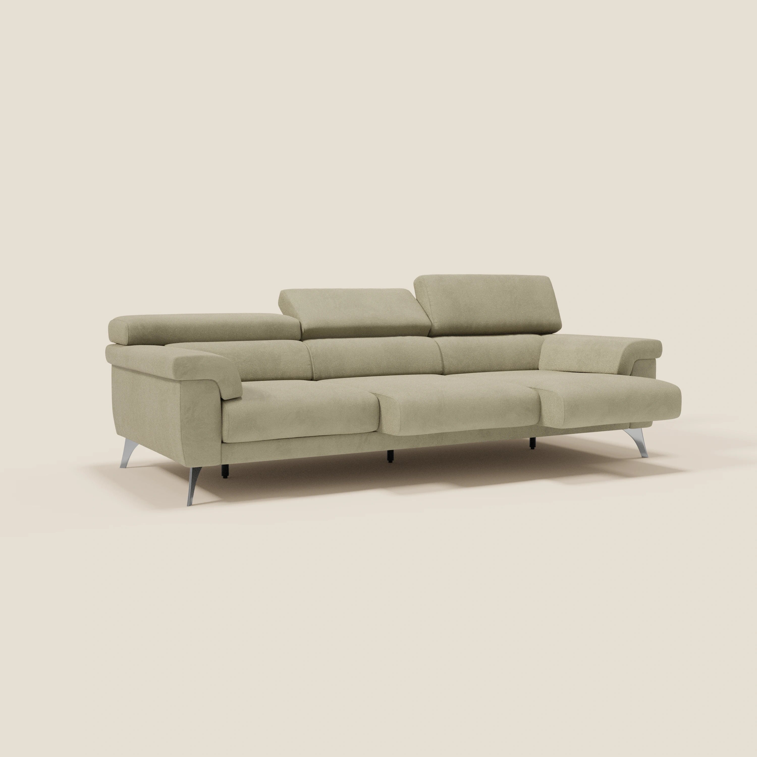 Il divano Raffaello di Divani.Store è dotato di 3 sedute allungabili, poggiatesta reclinabili e microfibra beige T11 antimacchia, offre linee pulite e stile contemporaneo con qualità artigianale e gambe in metallo.