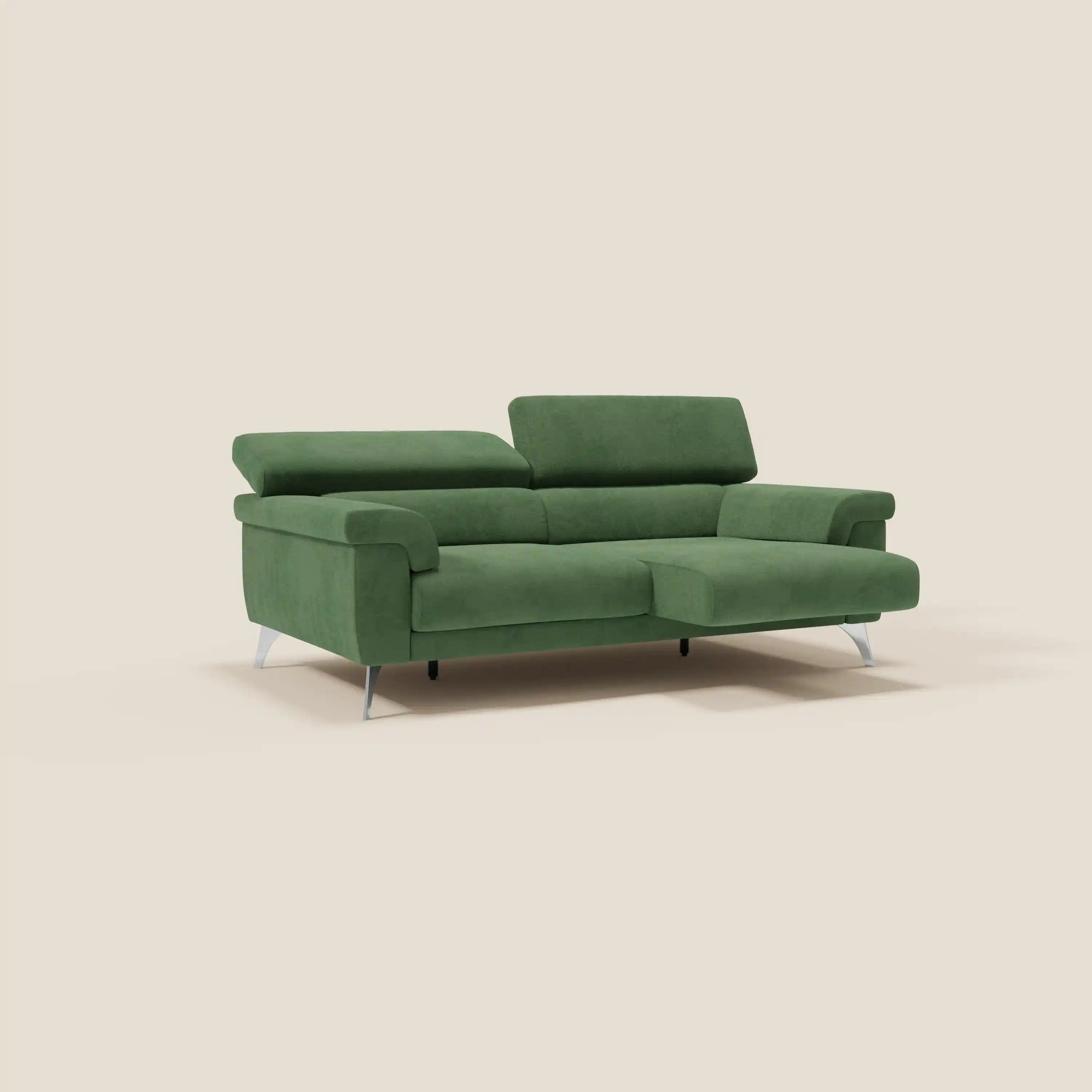 Il divano Raffaello con sedute allungabili e poggiatesta reclinabili in microfibra smacchiabile T11 verde di Divani.Store è caratterizzato da una chaise longue destra, gambe in metallo e cuscini rettangolari in peluche, su uno sfondo beige semplice per un look moderno.