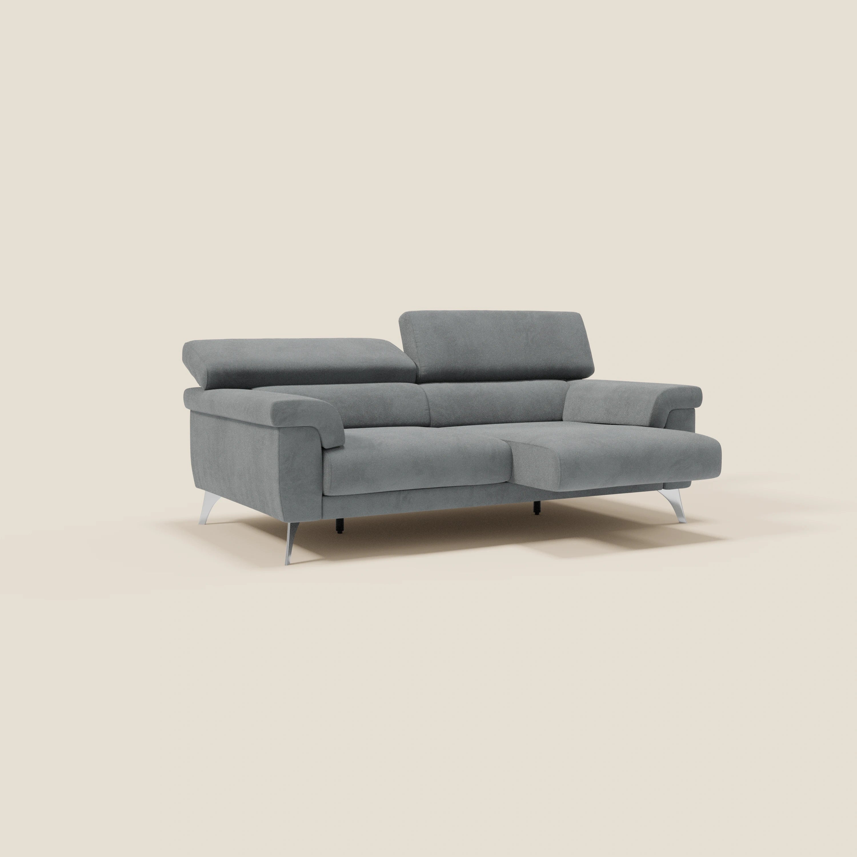 Il divano Raffaello con sedute allungabili e poggiatesta reclinabili in microfibra T11 grigio di Divani.Store è caratterizzato da eleganti gambe in metallo e da una seduta simile a una chaise, su uno sfondo beige chiaro dal design minimalista e contemporaneo.
