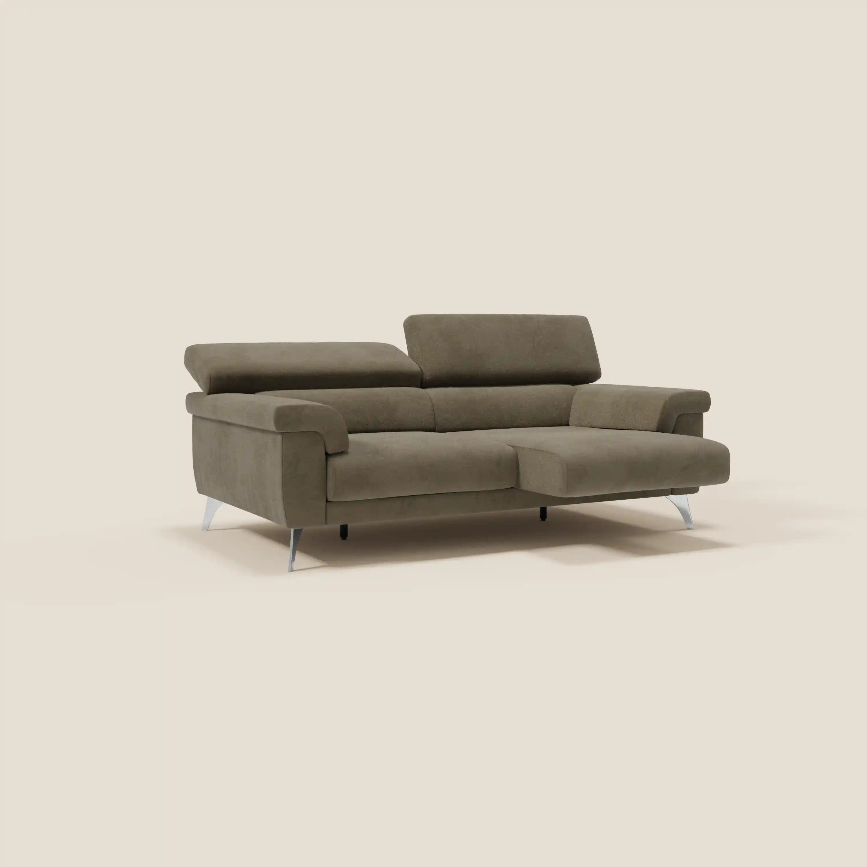 Il divano Raffaello di Divani.Store in microfibra T11 marrone presenta sedute allungabili, poggiatesta reclinabili e un bracciolo sinistro, perfetto per il relax versatile.