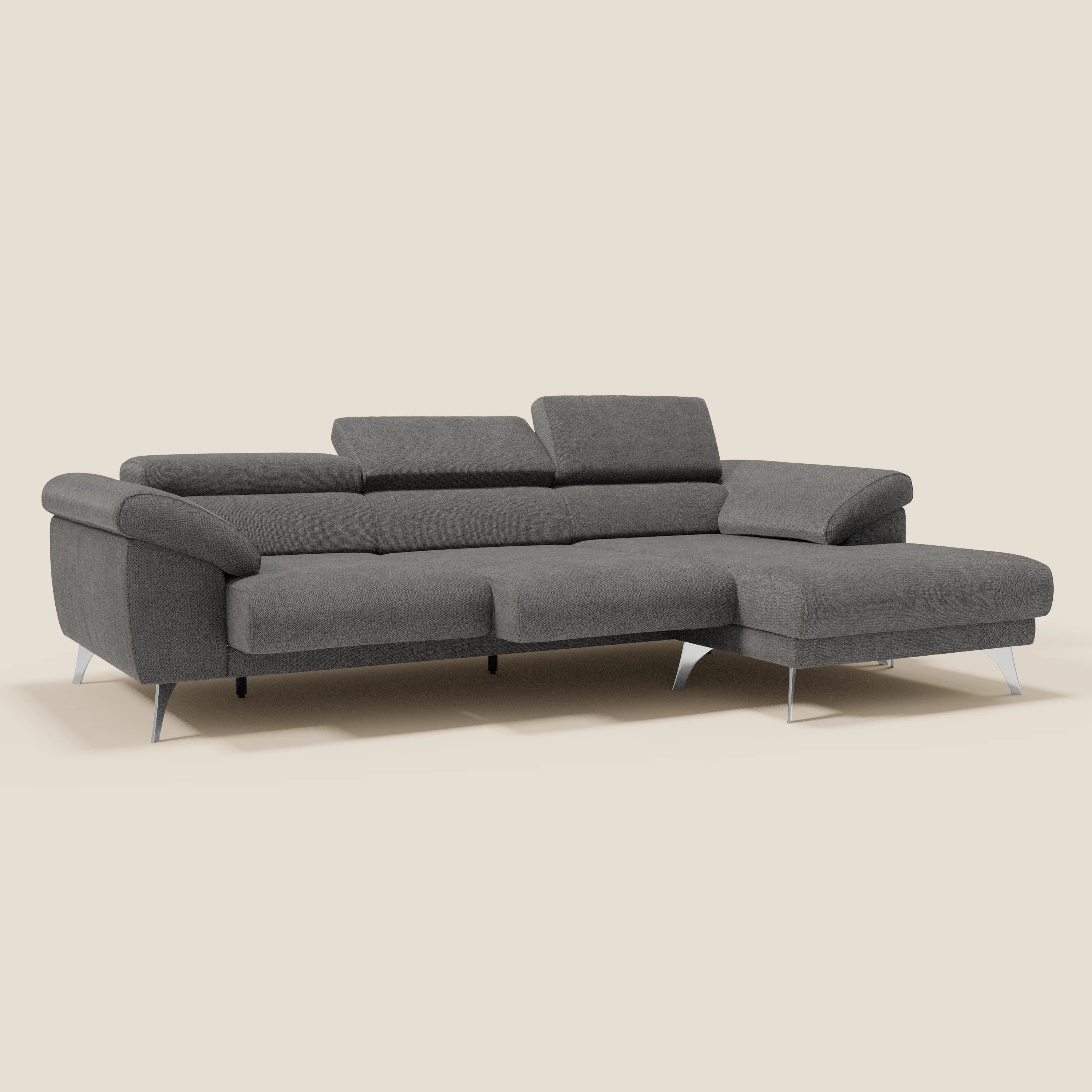 Il Donatello Divano angolare di Divani.Store è caratterizzato da sedute scorrevoli, braccioli contenitore e poggiatesta regolabile in morbido tessuto antracite T23 antimacchia con chaise lounge e gambe angolari in metallo.