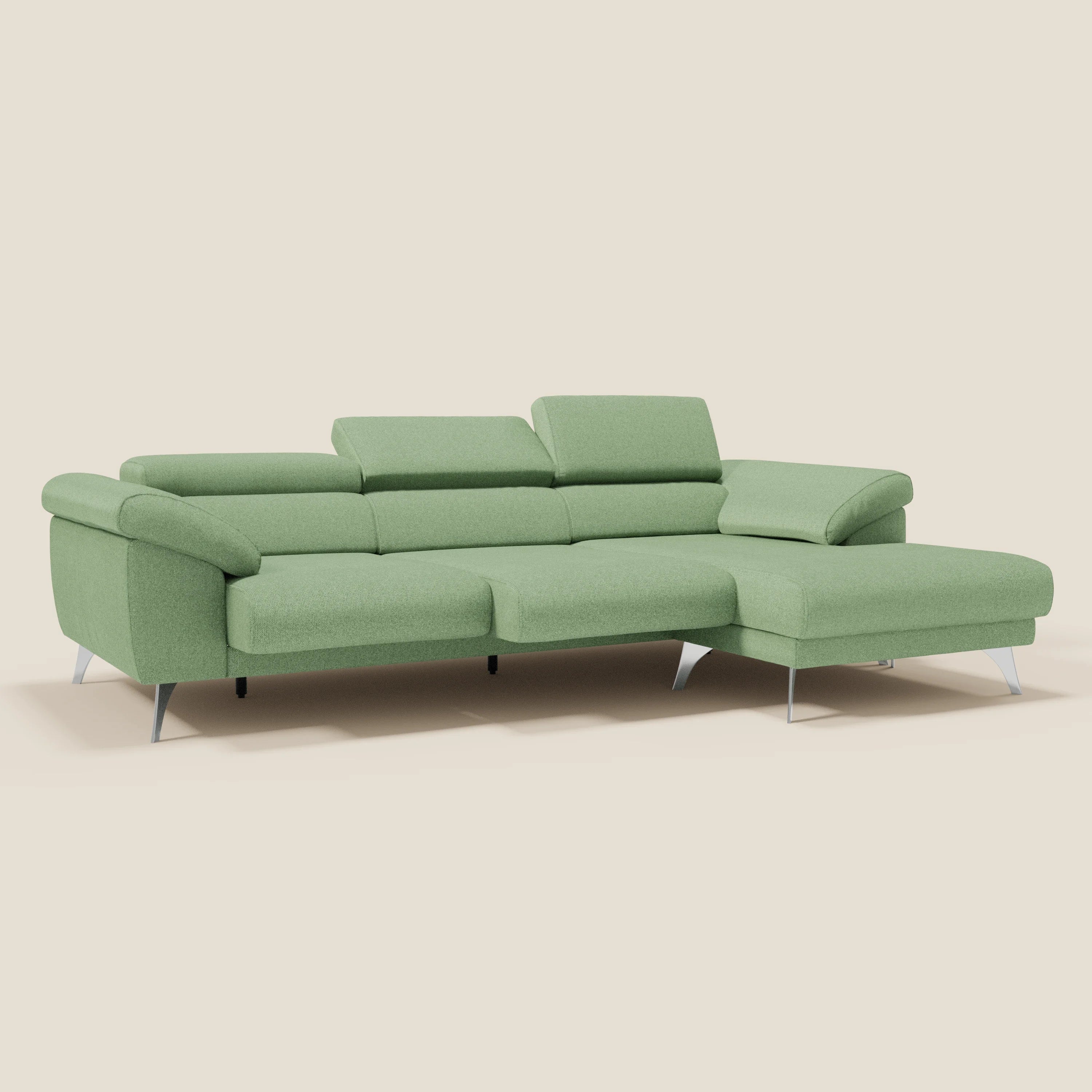 Il Divano angolare Donatello di Divani.Store è caratterizzato da sedute scorrevoli, braccioli contenitore e poggiatesta in morbido tessuto smacchiabile T23 menta, che combina stile moderno e comfort su un semplice sfondo beige.