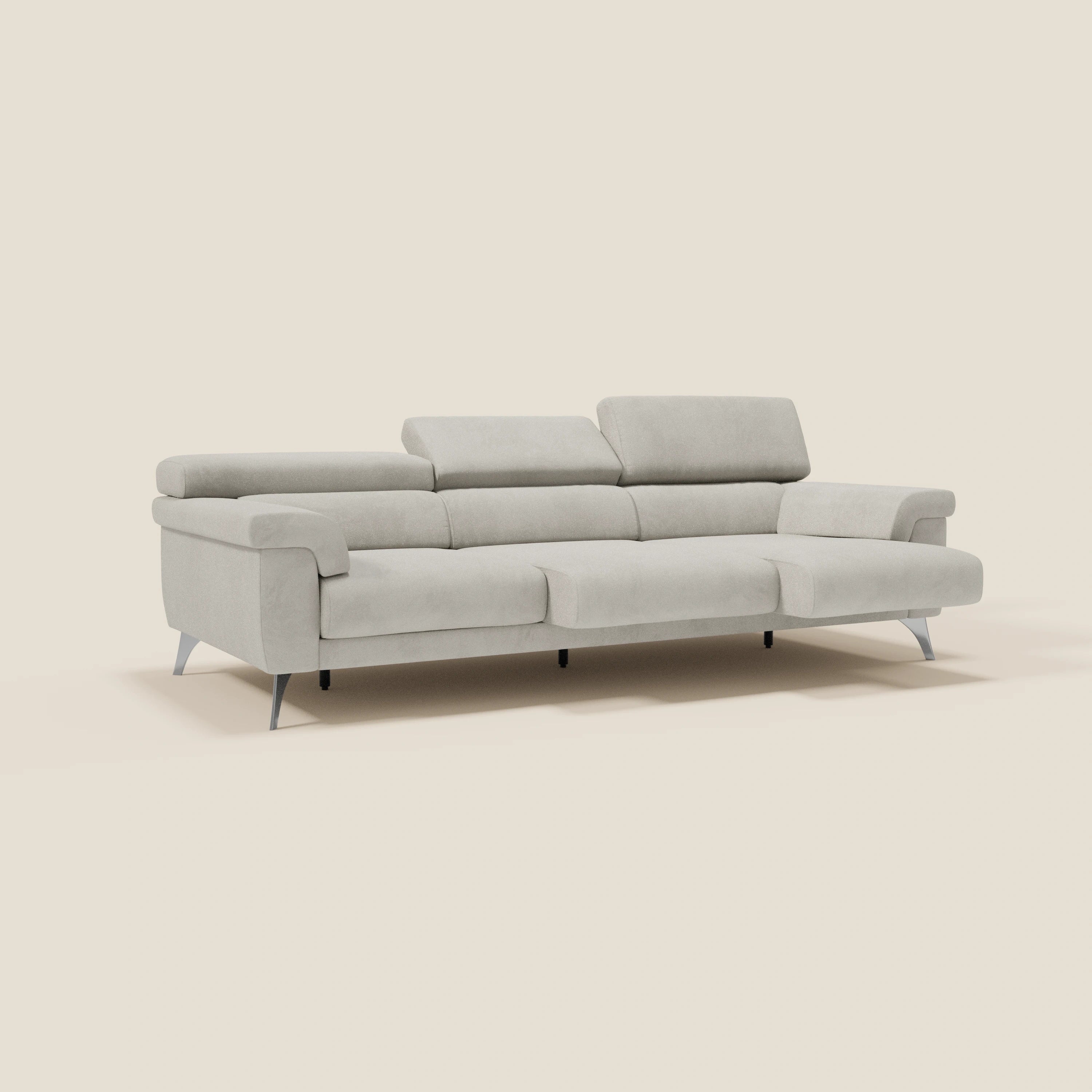 Il divano Raffaello con 3 sedute allungabili e poggiatesta reclinabili in microfibra smacchiabile T11 panna di Divani.Store, con ampi braccioli e gambe metalliche, esprime uno stile contemporaneo minimalista su sfondo beige.