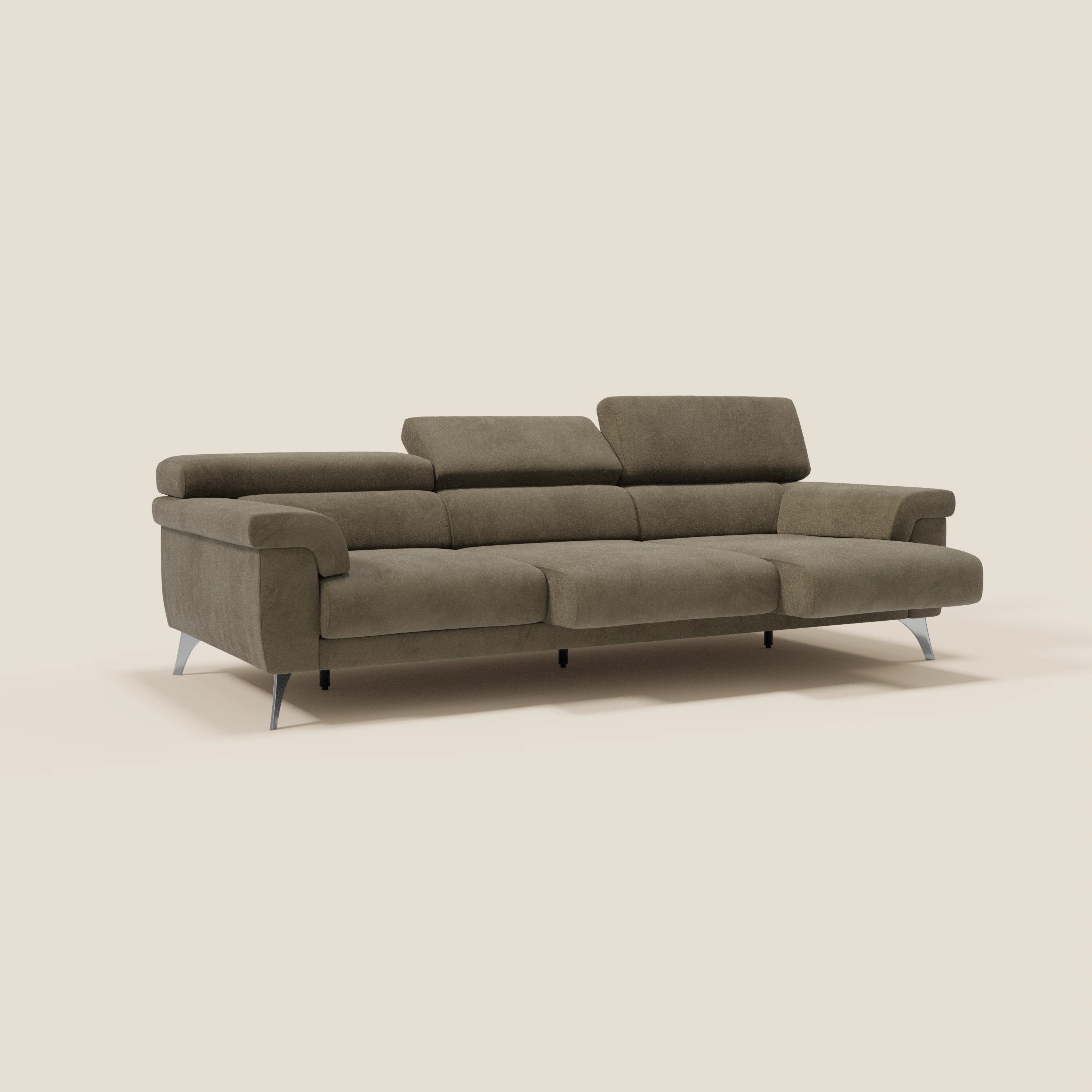 Il divano Raffaello di Divani.Store è caratterizzato da tre sedute allungabili e poggiatesta reclinabili in microfibra marrone T11 antimacchia. Con braccioli regolabili e sottili gambe in metallo, questo divano di produzione italiana offre un comfort elegante e moderno su uno sfondo beige.