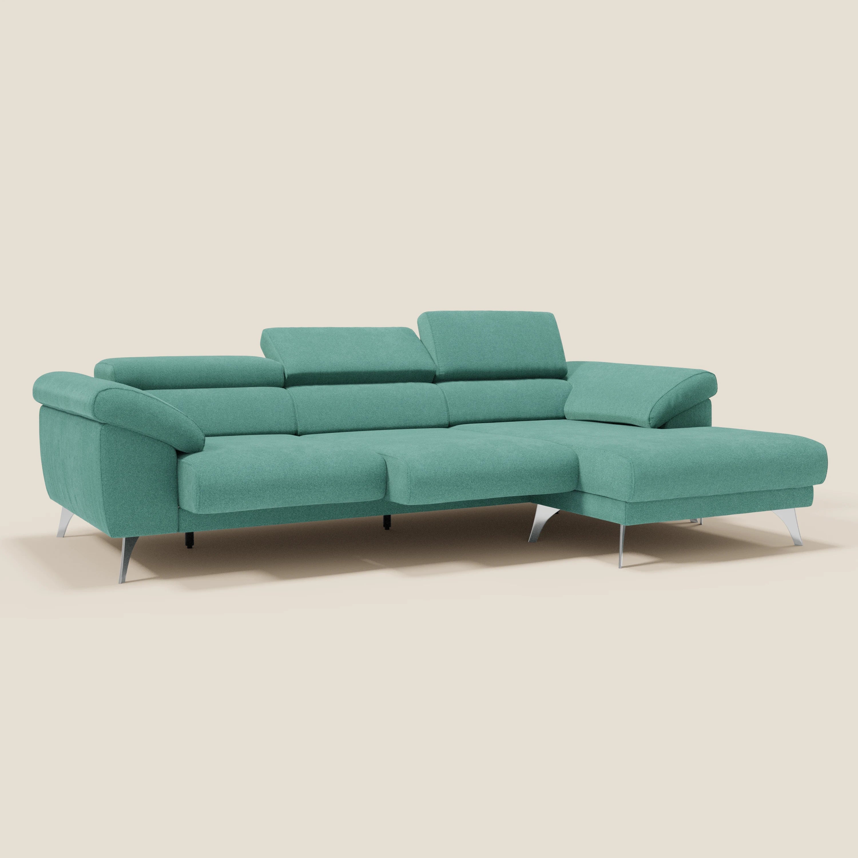 Il Divano angolare Donatello di Divani.Store, in smacchiabile T23 verde acqua, è caratterizzato da sedute scorrevoli, braccioli contenitore, poggiatesta regolabili e chaise longue destra, il tutto su uno sfondo bianco sporco per un look contemporaneo e comfort evoluto.